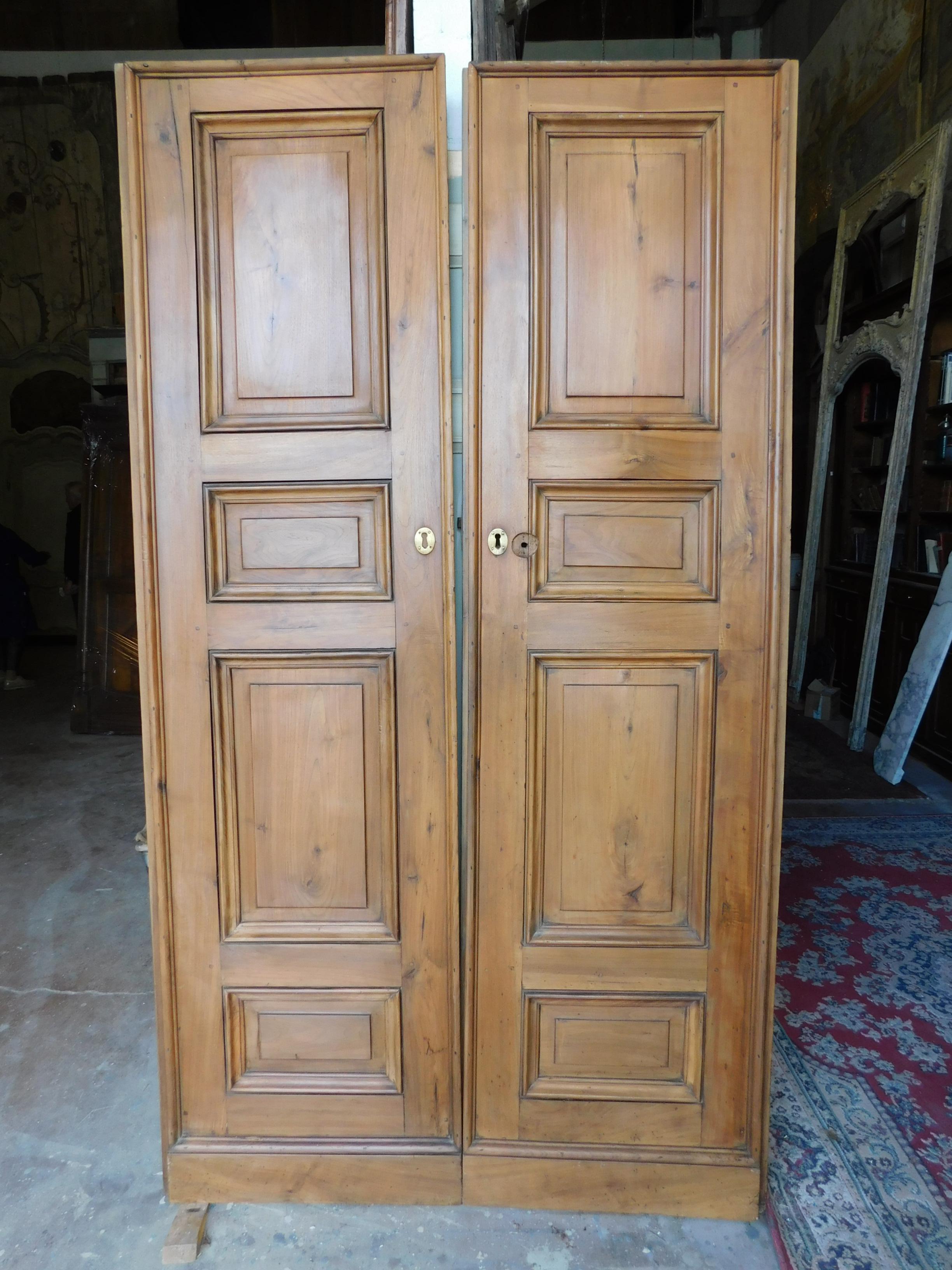 Antique double doors in walnut with carved panels, 1 pairs, built for an ancient convent of the 1700 in Italy.
Beautiful patina, refined and elegant doors, of precious wood, suitable for all types of environments. Give value and luxury to your