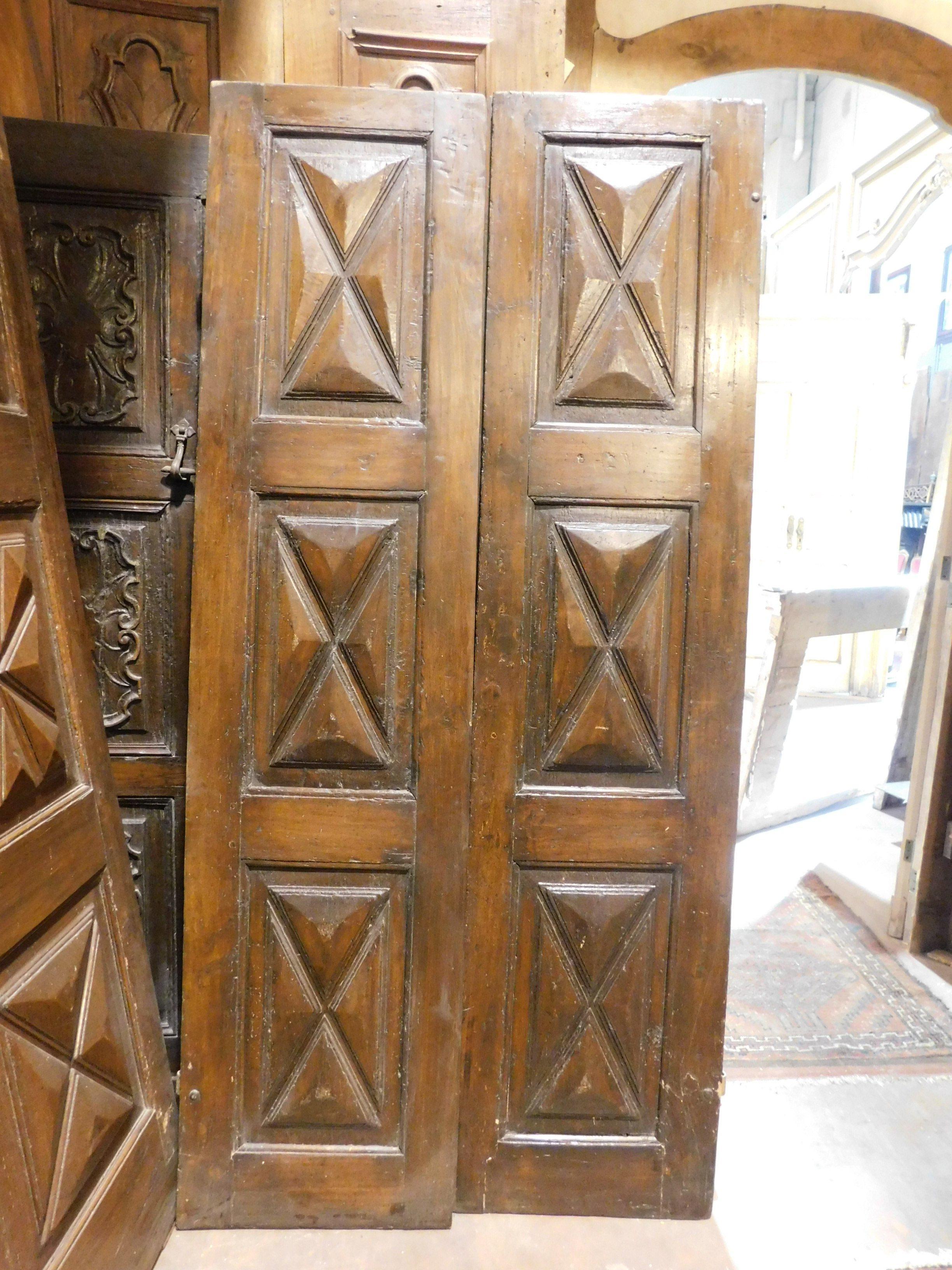 Ancient double-wing poplar door, hand-carved with a diamond-point shape, from the original 17th century therefore very ancient, of great value and high antiques, produced entirely by hand by artisans in Italy with diamond-point panels, built for a