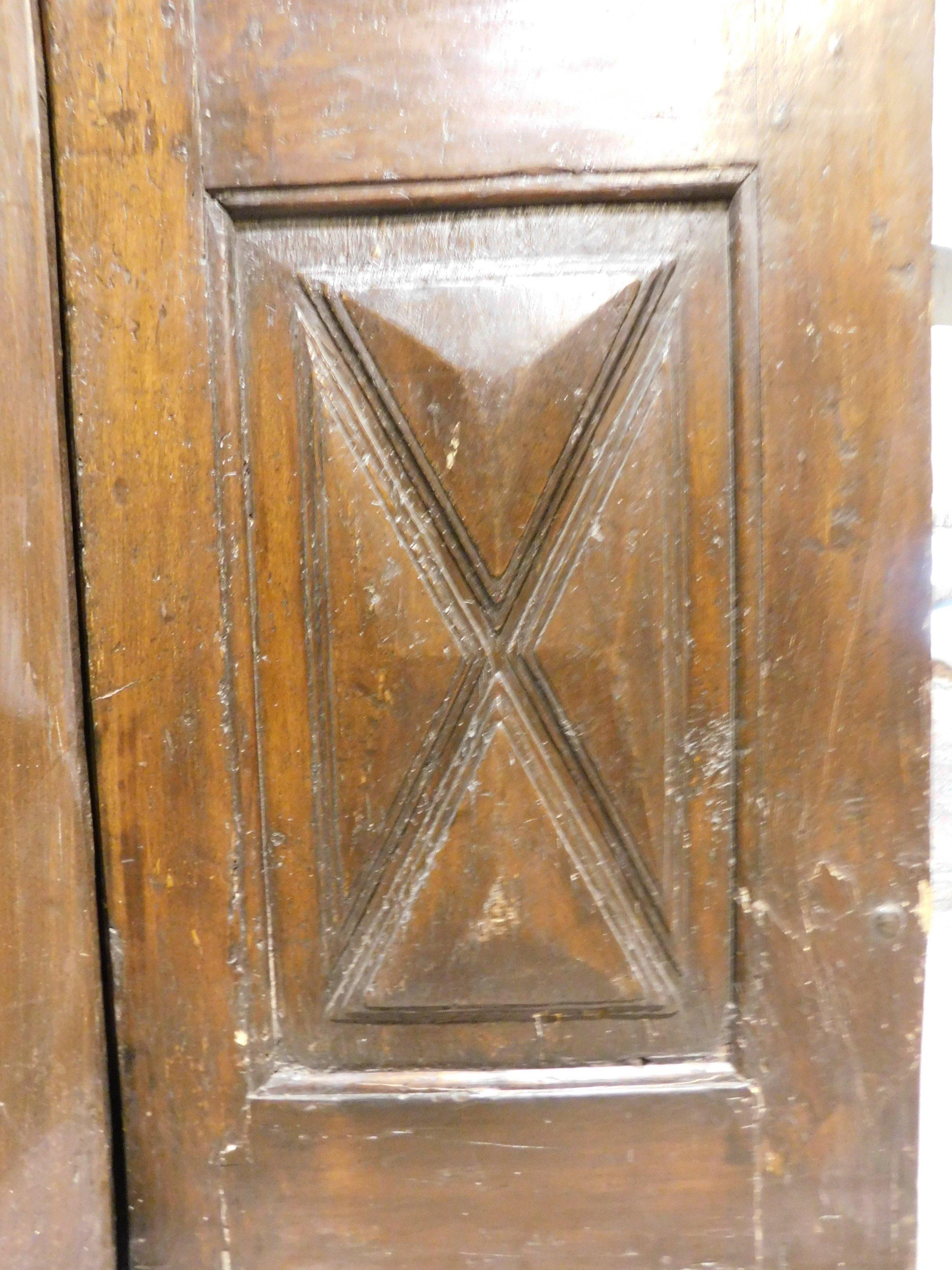 Antique Double Wings Poplar Door, Carved Diamond Point, 17th Century, Italy In Good Condition For Sale In Cuneo, Italy (CN)