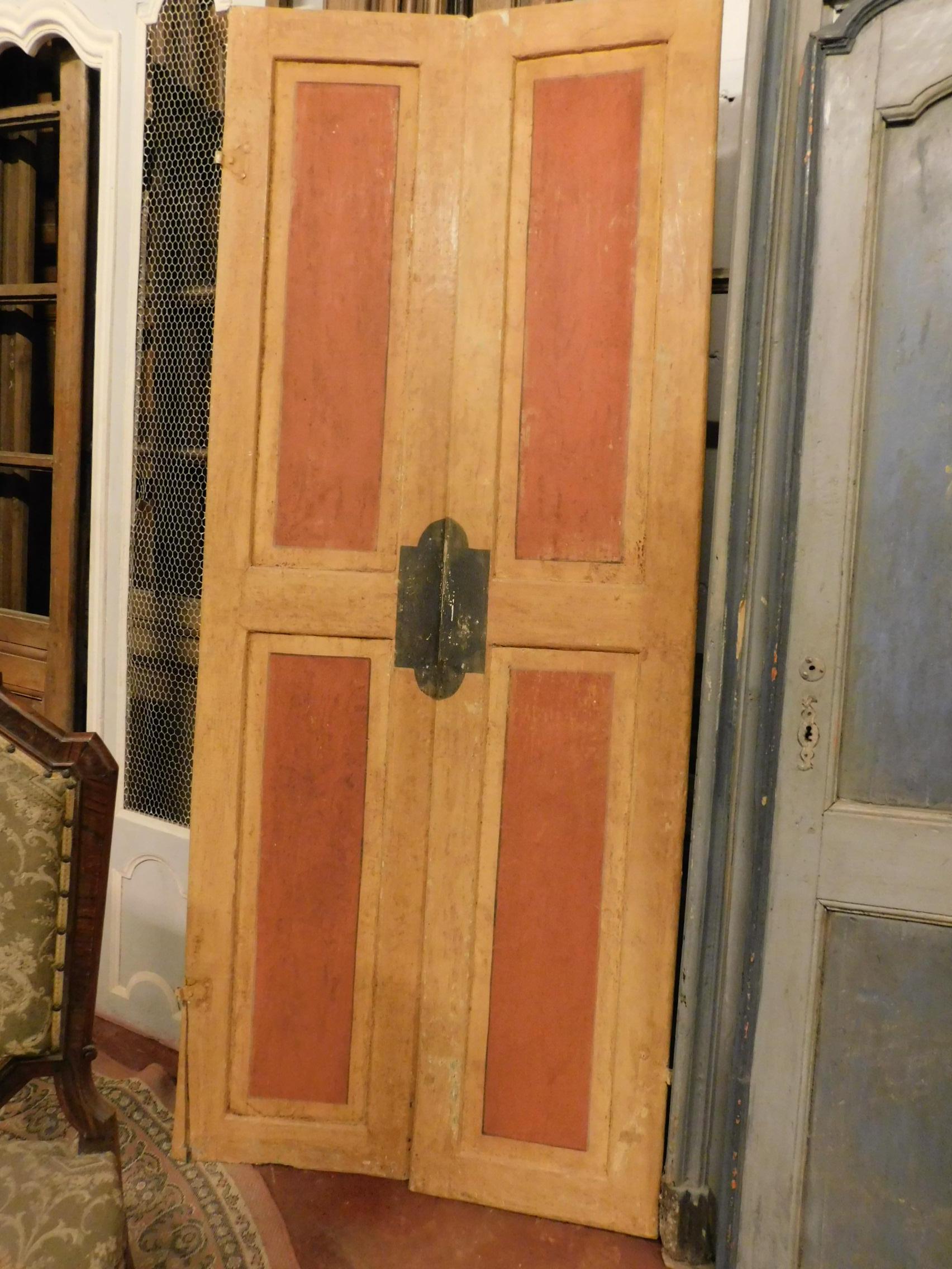 Antique double wood door lacquered, 1800, beautiful and refined, with an elegant taste, painted also on the back with bright colors, and painted squaring, size 91 width x 3 depth x 218 maximum height, all in cm.
