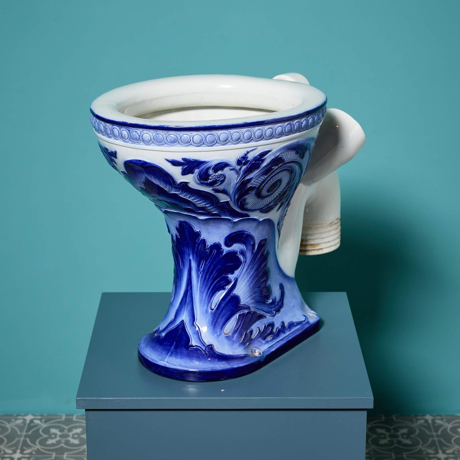 Inodoro antiguo esmaltado Doulton and Co. Inodoro de porcelana vidriada azul con figuras originales destacadas. El asiento de caoba complementa el llamativo inodoro de porcelana azul y blanca que hay debajo, dando vida al vibrante azul. Doulton and