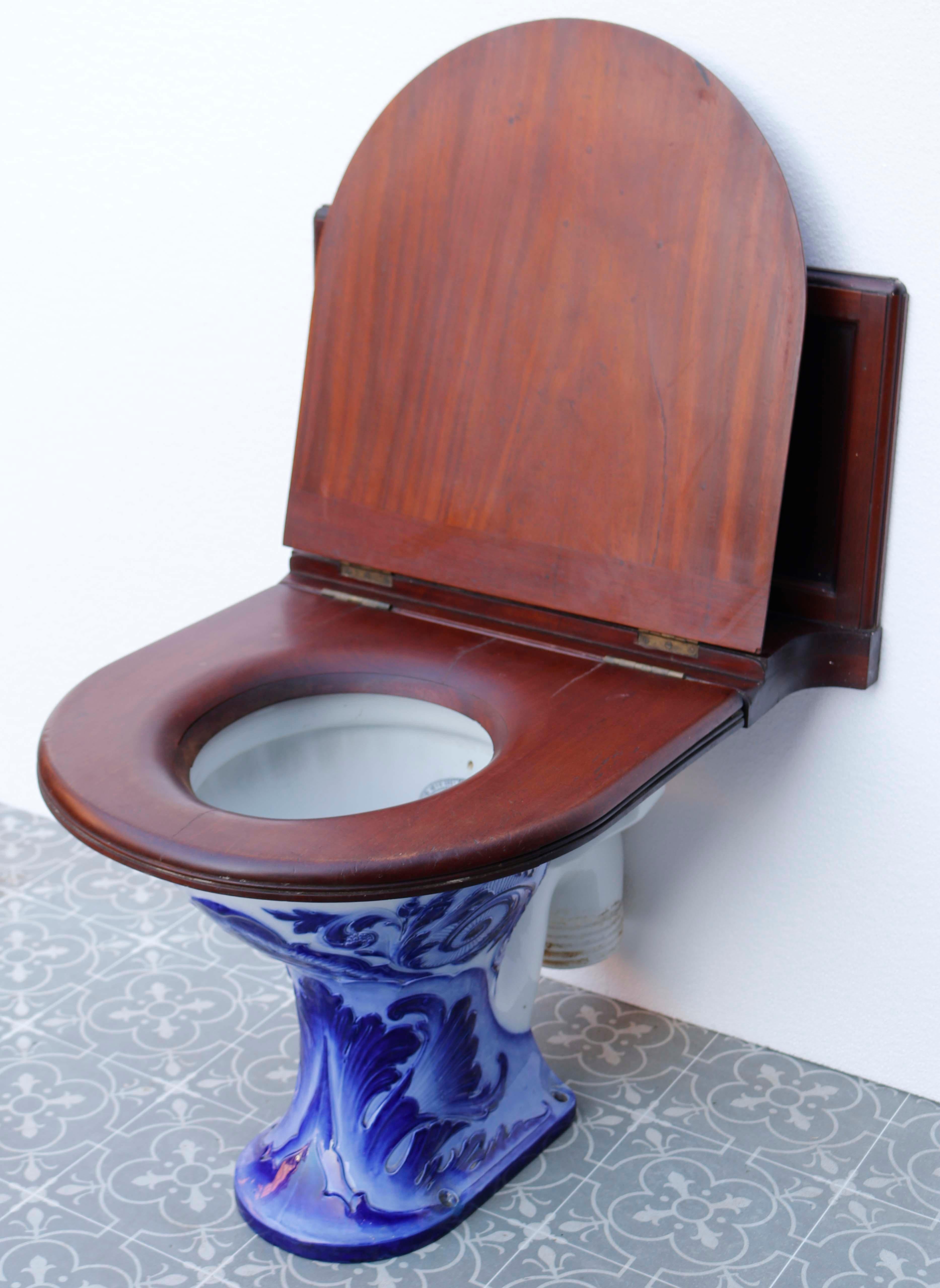 Antique Doulton and Co Glazed Toilet In Good Condition For Sale In Wormelow, Herefordshire