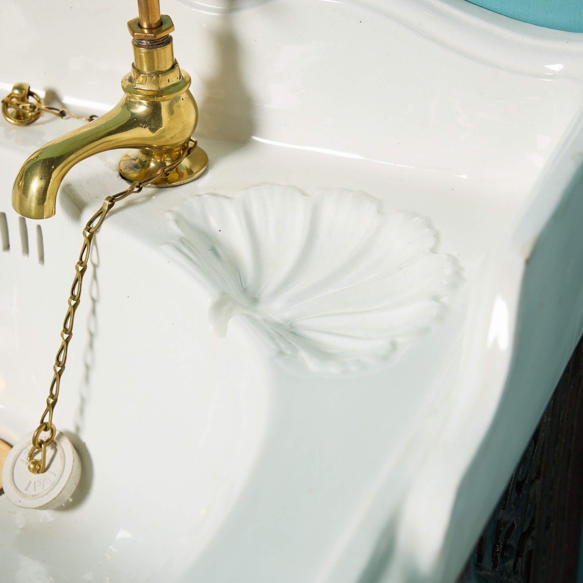 Antique Doulton & Co. Sink with Cast Iron Wall Brackets In Fair Condition For Sale In Wormelow, Herefordshire