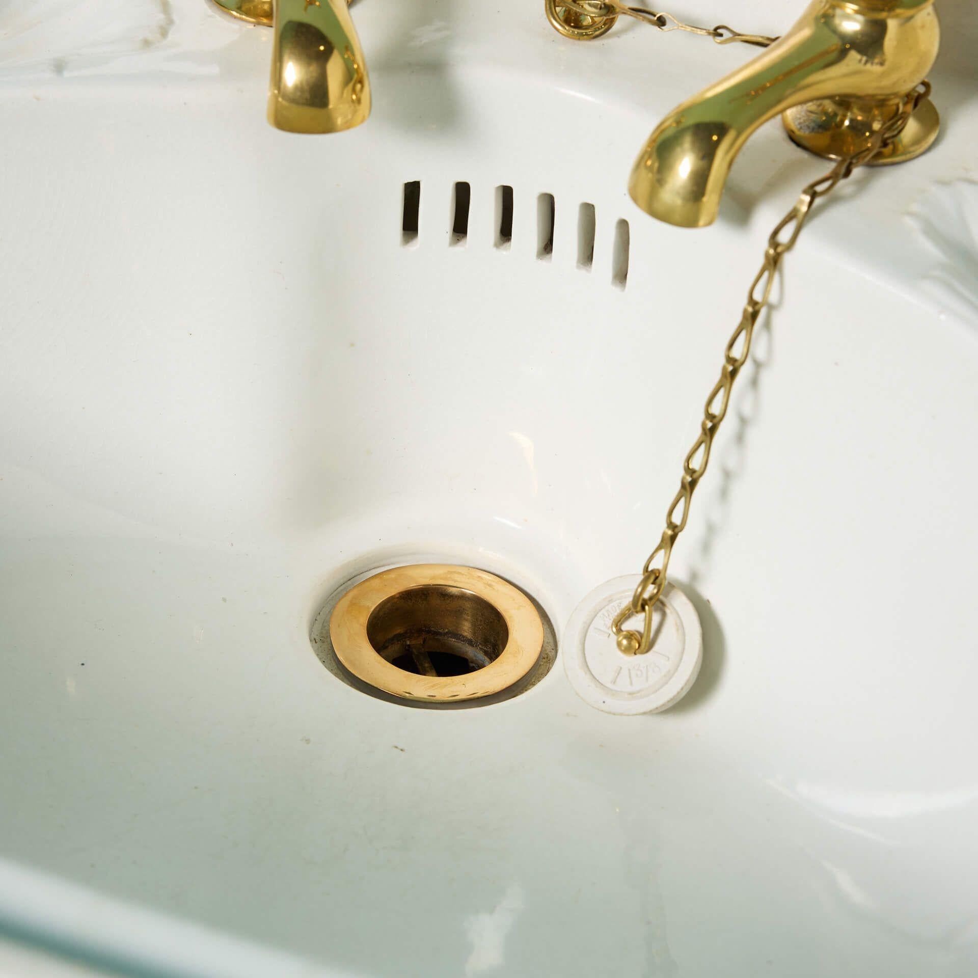 Antique Doulton & Co. Sink with Cast Iron Wall Brackets For Sale 1
