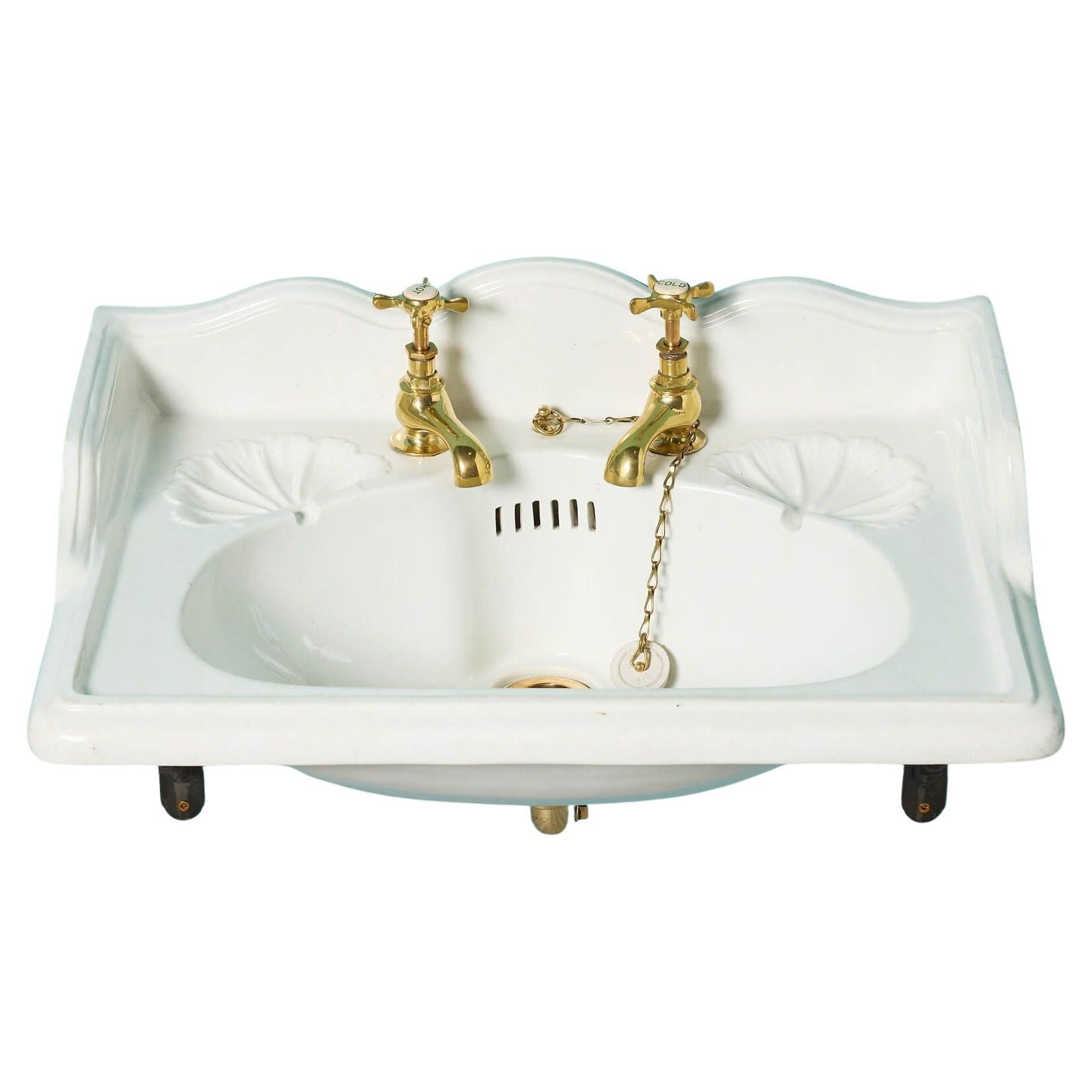 Antiquités Doulton & Co. Evier avec supports muraux en fonte