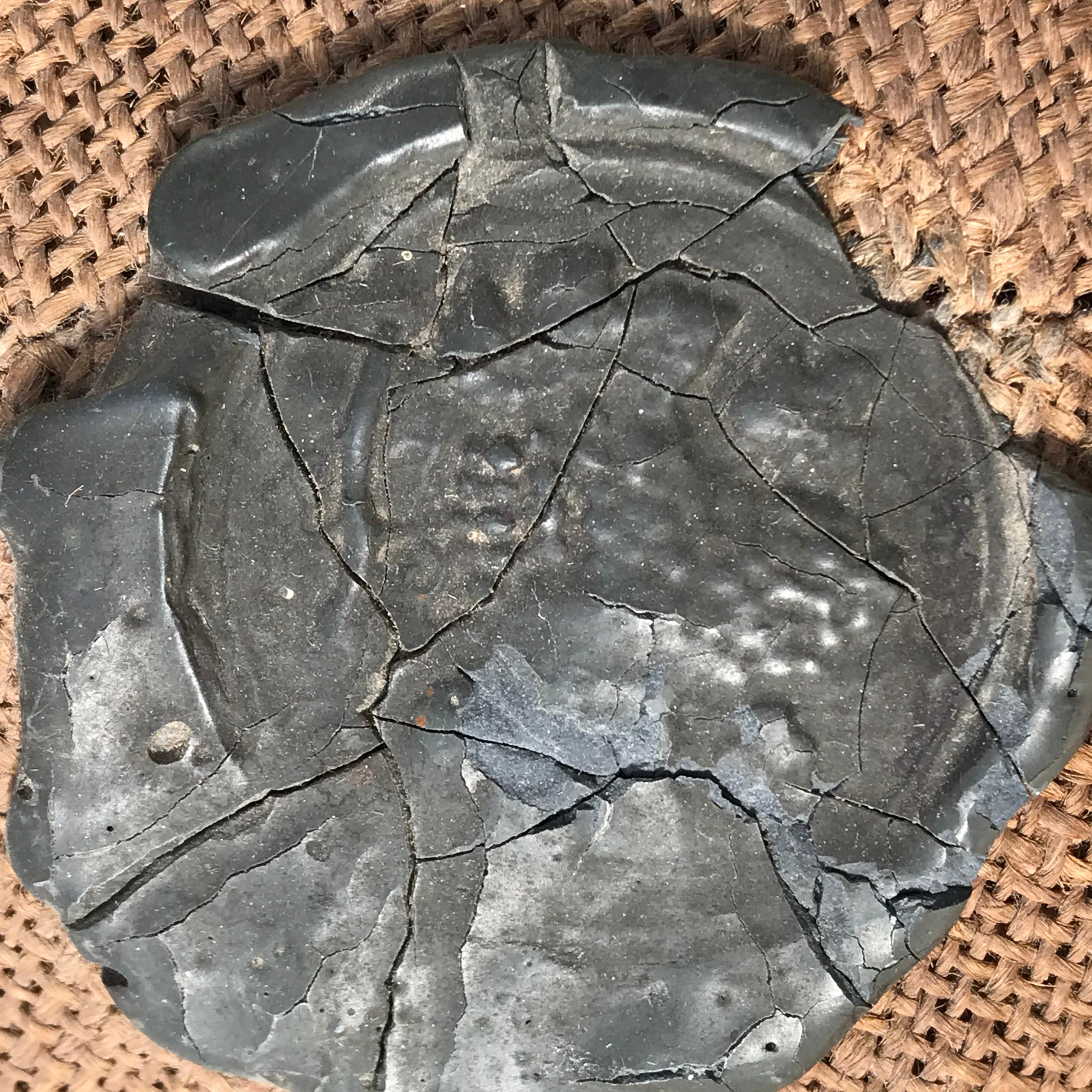 Posee un trozo de historia con esta antigua botella de Oporto del Duero: un tesoro envejecido que destila encanto rústico e intriga, perfecto para coleccionistas y entusiastas.