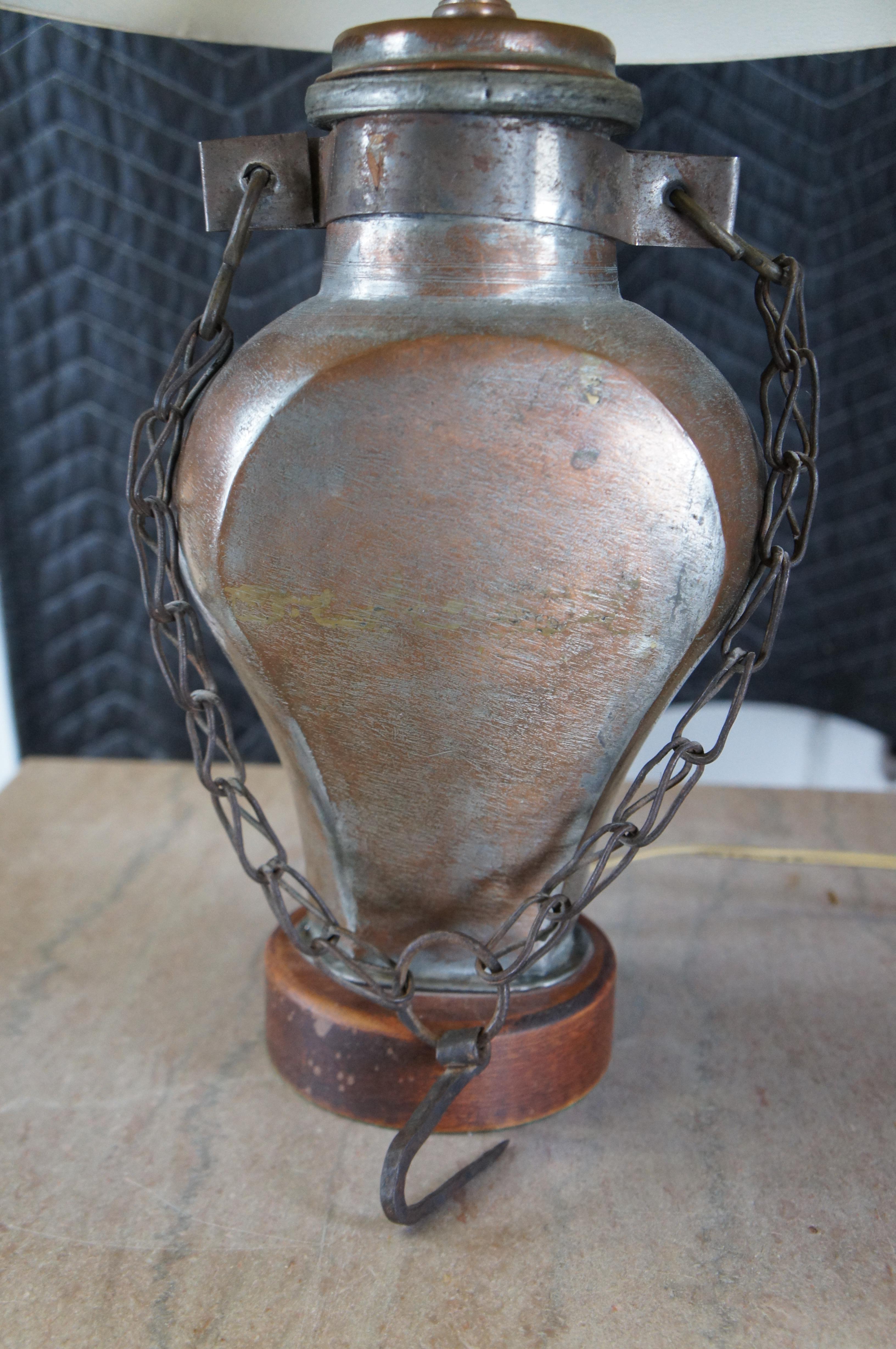 Antigua lámpara de mesa convertida en cantimplora de cobre con cola de milano y botella de aceite de agua 24 Cobre en venta