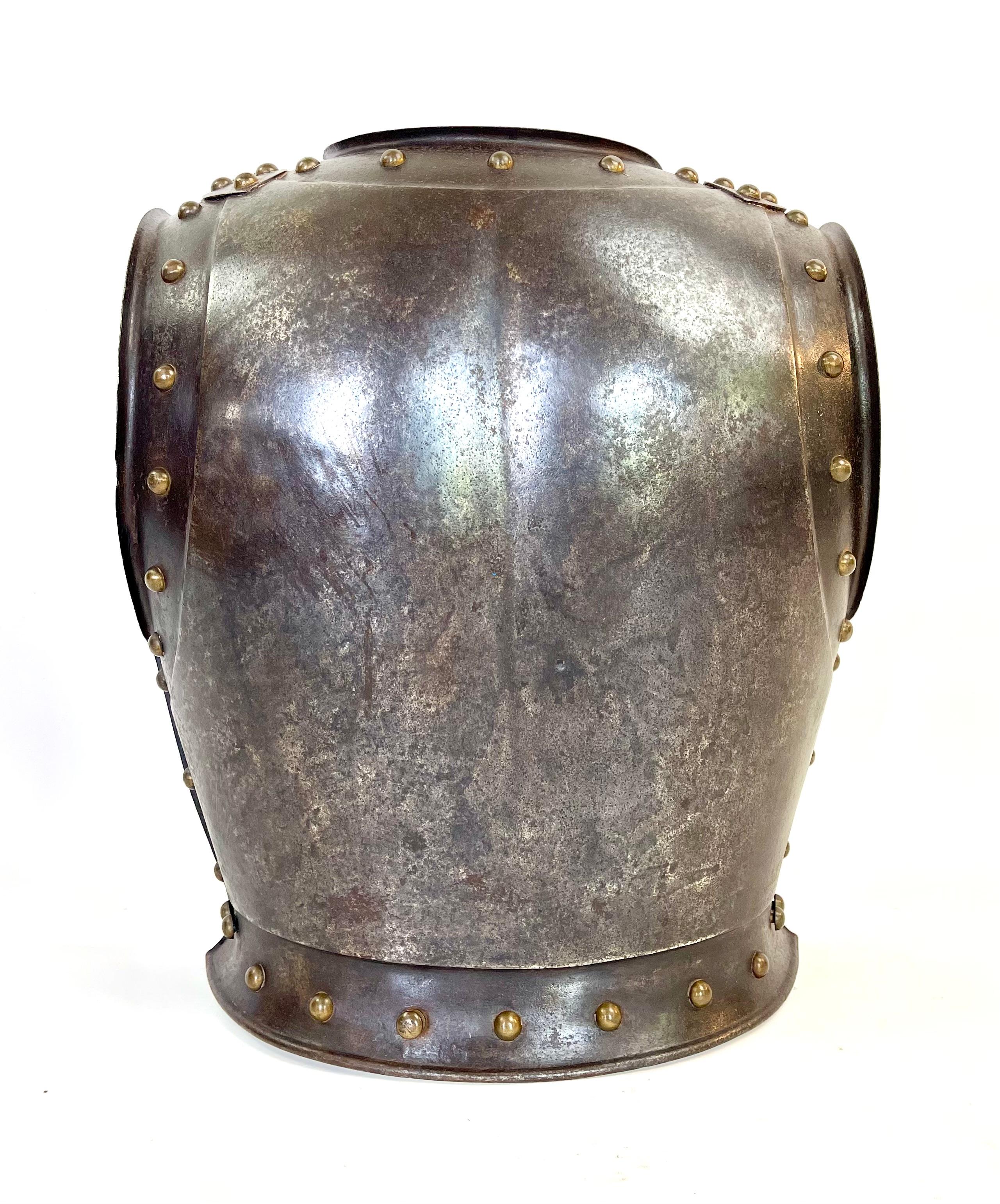 We present to you this exceptional collector's piece: a dragon armor breastplate from Napoleon Bonaparte's Imperial Army. This exquisite armor is adorned with numerous authentic markings and was crafted by the Imperial Manufactory of