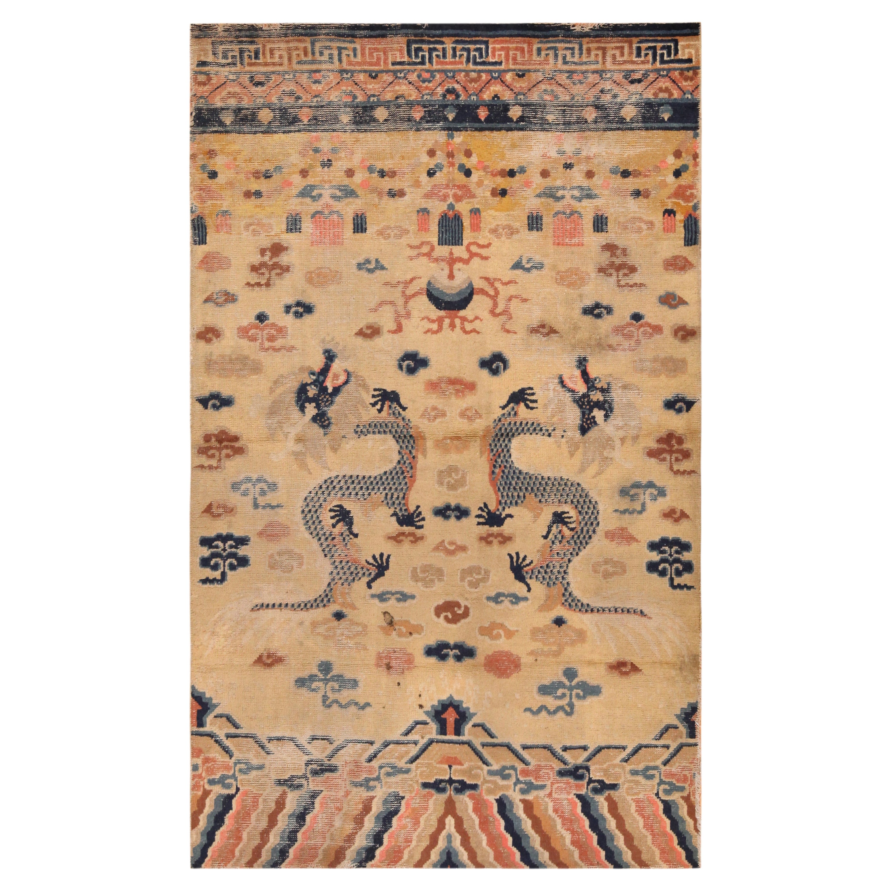 Tappeto cinese con disegno del drago antico. 4 ft 4 in x 6 ft 10 in