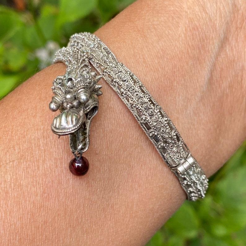 Exquis et rare bracelet chinois ancien des Détroits, qui présente un motif de dragon très détaillé, construit en creux, avec un travail de fil et de granulation appliqué de style étrusque. La délicatesse de l'exécution de la pièce, notamment le