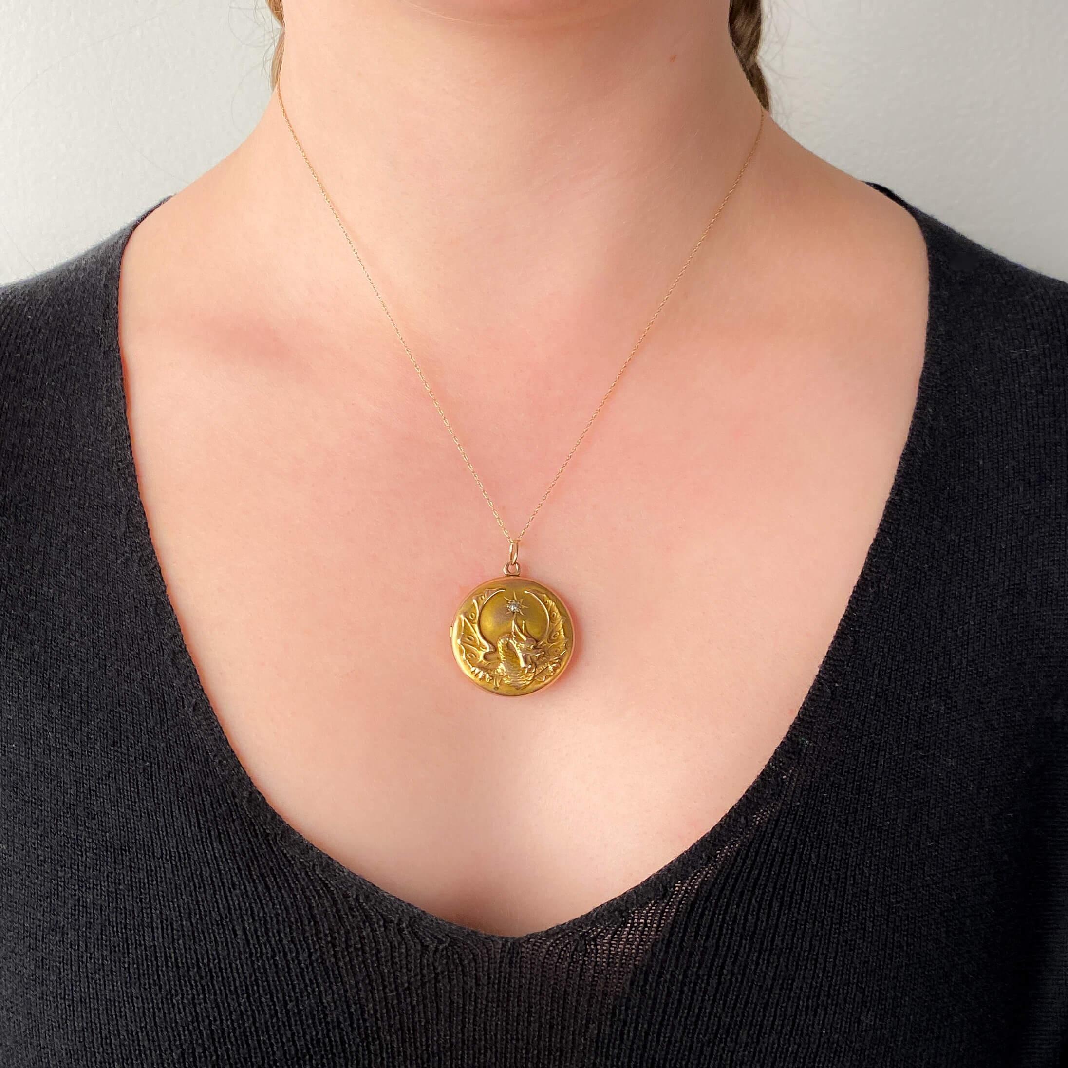 Antico medaglione a forma di drago in oro 10k In condizioni buone in vendita a Lewisburg, PA