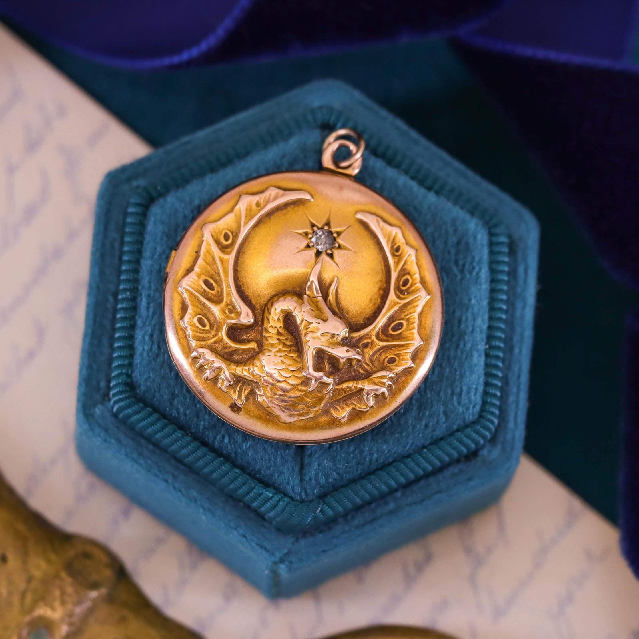 Antico medaglione a forma di drago in oro 10k in vendita 1