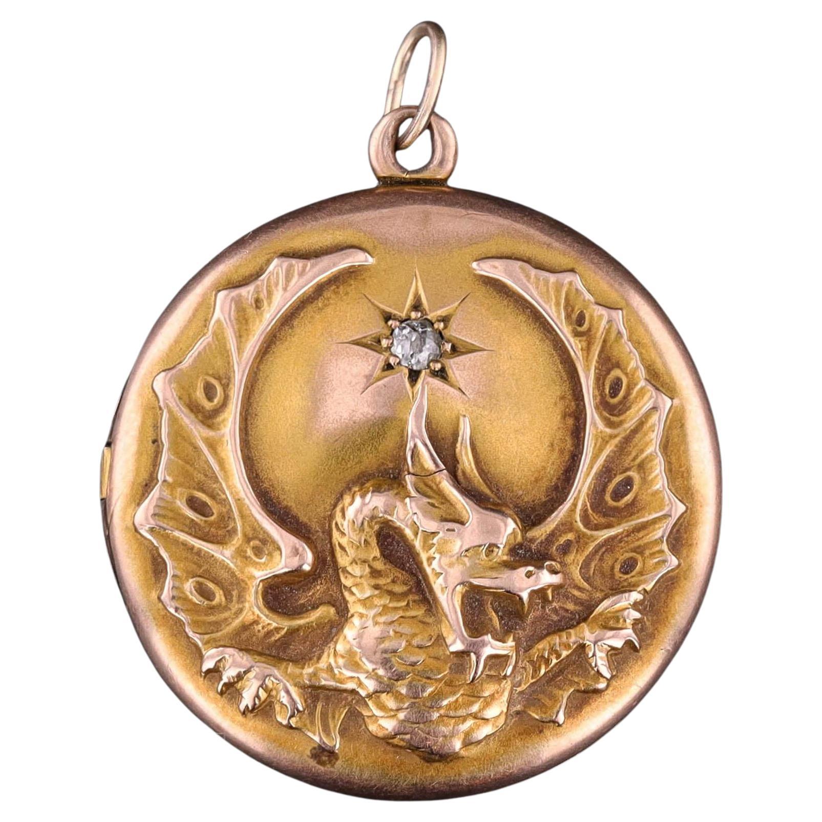 Antico medaglione a forma di drago in oro 10k in vendita