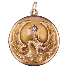 Antico medaglione a forma di drago in oro 10k