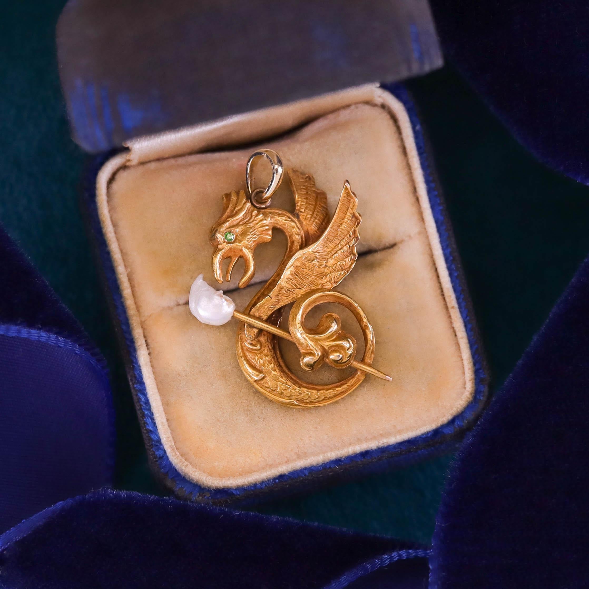 Donna Ciondolo Drago Antico in oro 10k in vendita