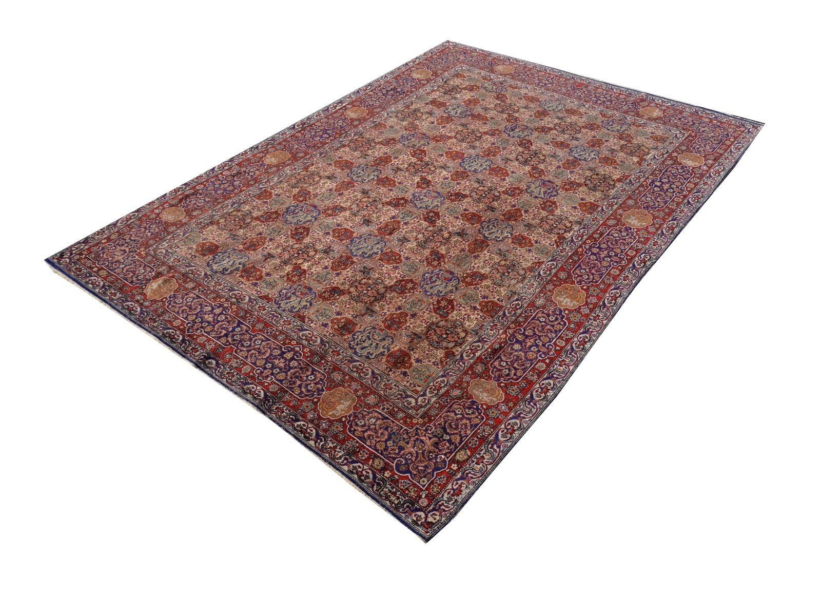 Ce magnifique tapis provient de l'ouest de la Turquie. 
Ce tapis provient de la ville de Hereke, également connue pour ses tapis en soie fine.
Il est d'une qualité merveilleuse avec un lustre fin et des couleurs vibrantes. L'état est bon avec une