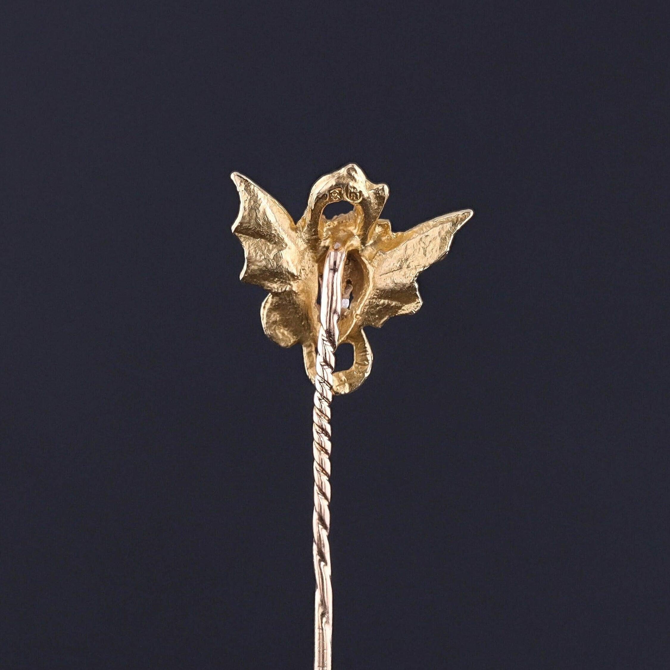 Questa antica spilla (circa 1890-1900) raffigura un temibile drago in oro 18 carati con un diamante nelle fauci.

La testa dello spillo misura 0,6 pollici dall'alto verso il basso e 0,6 pollici di larghezza, mentre l'intera lunghezza dello spillo è