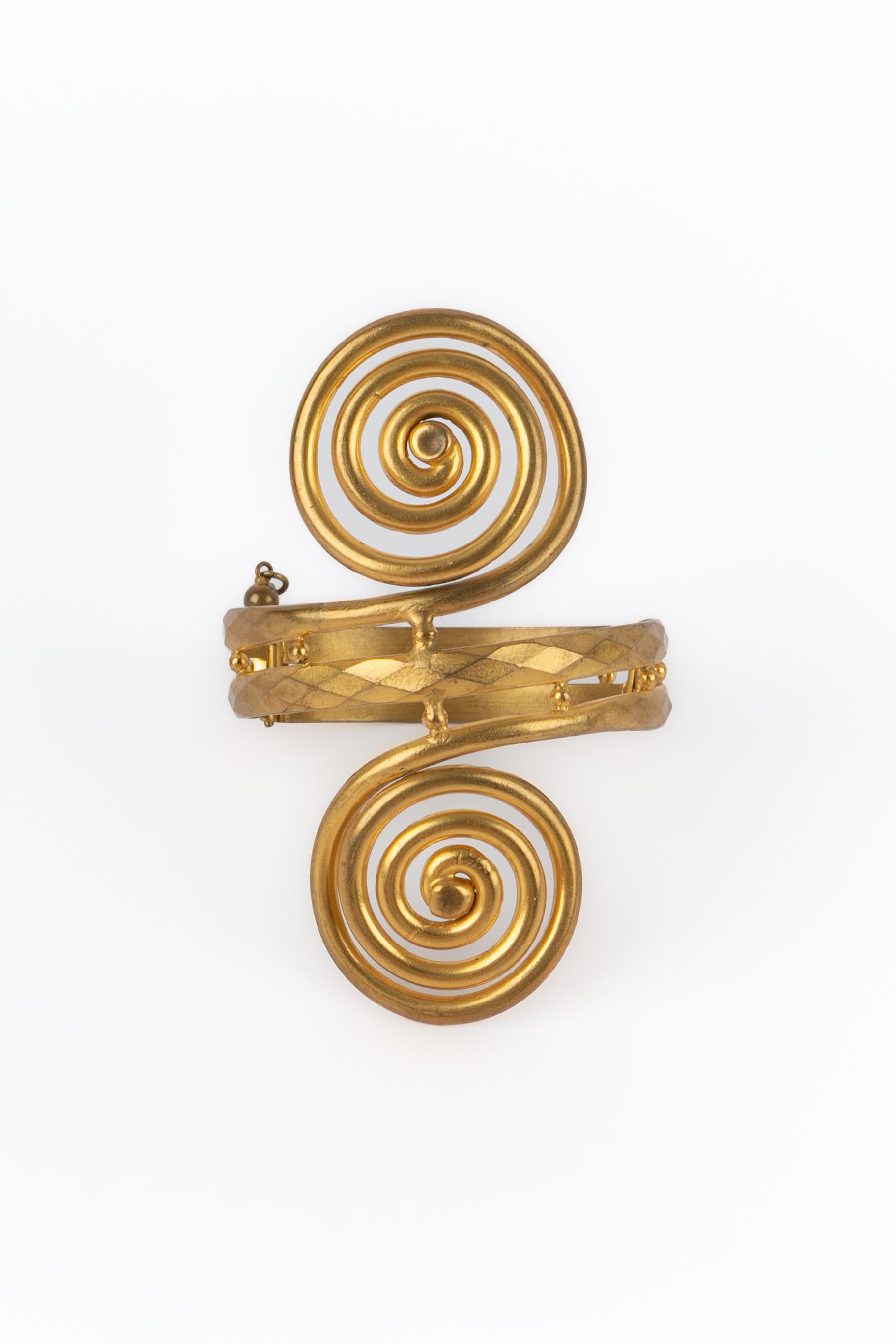 THEATRE - Golden metal bracelet. Drama jewelry from the 1920s.

Condition:
Very good condition

Dimensions:
Wrist circumference: 19 cm

SKU:TBRA6