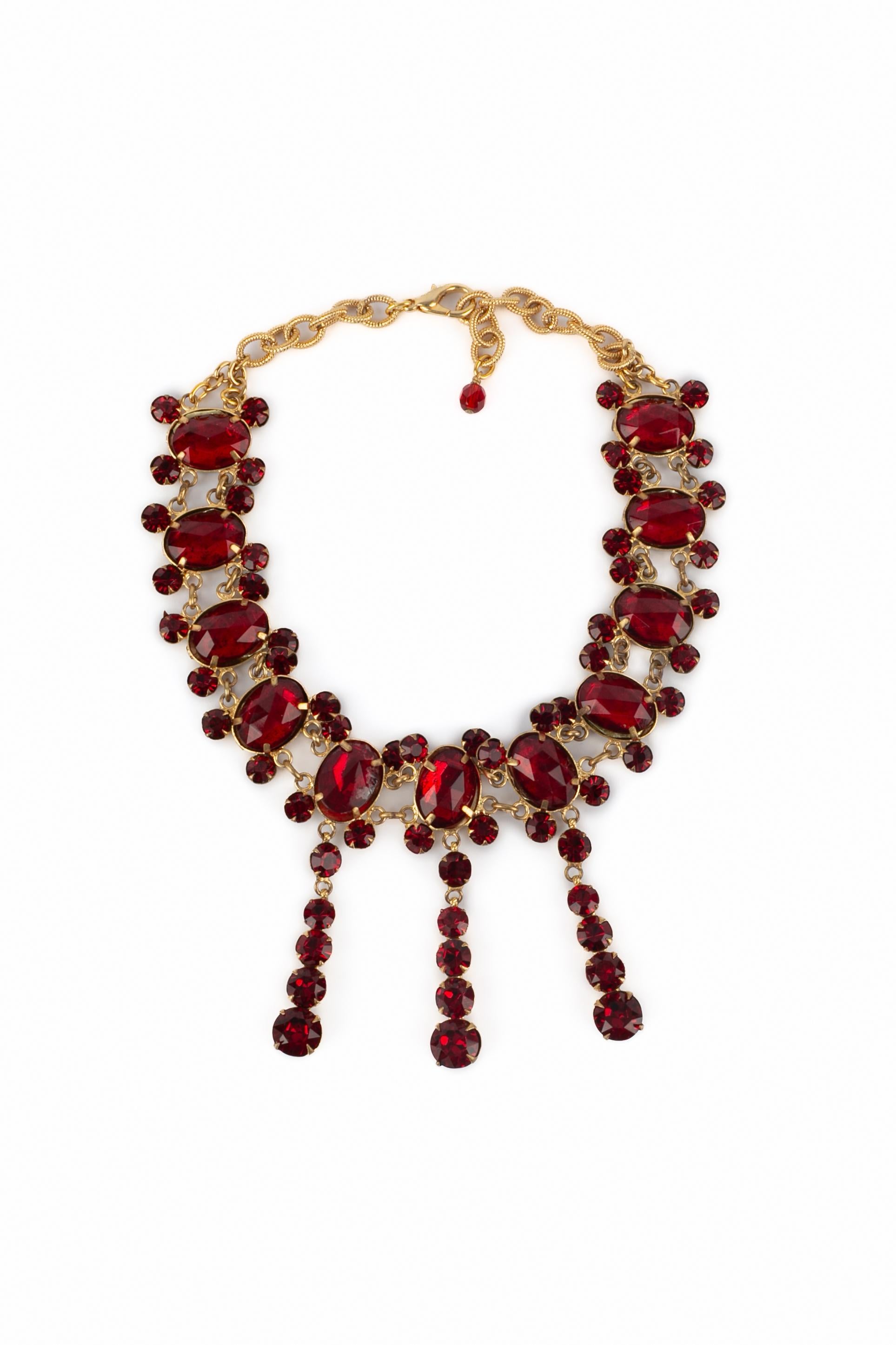TEATRO - Collana girocollo in metallo dorato con strass rossi.

Condizioni:
Ottime condizioni

Dimensioni:
Lunghezza: da 37 a 43 cm

SKU:TBC8