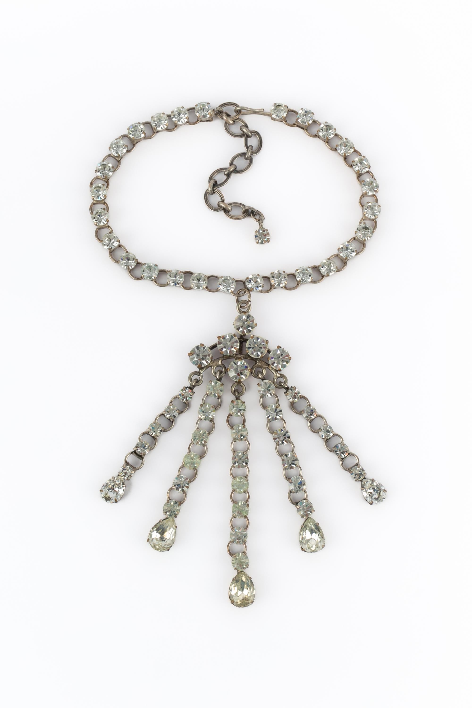 THEATRE - Collier en métal argenté avec strass. Bijoux dramatiques des années 1920.

Condit :
Très bon état.

Dimensions :
Longueur : de 39 cm à 48 cm

SKU:TBC7