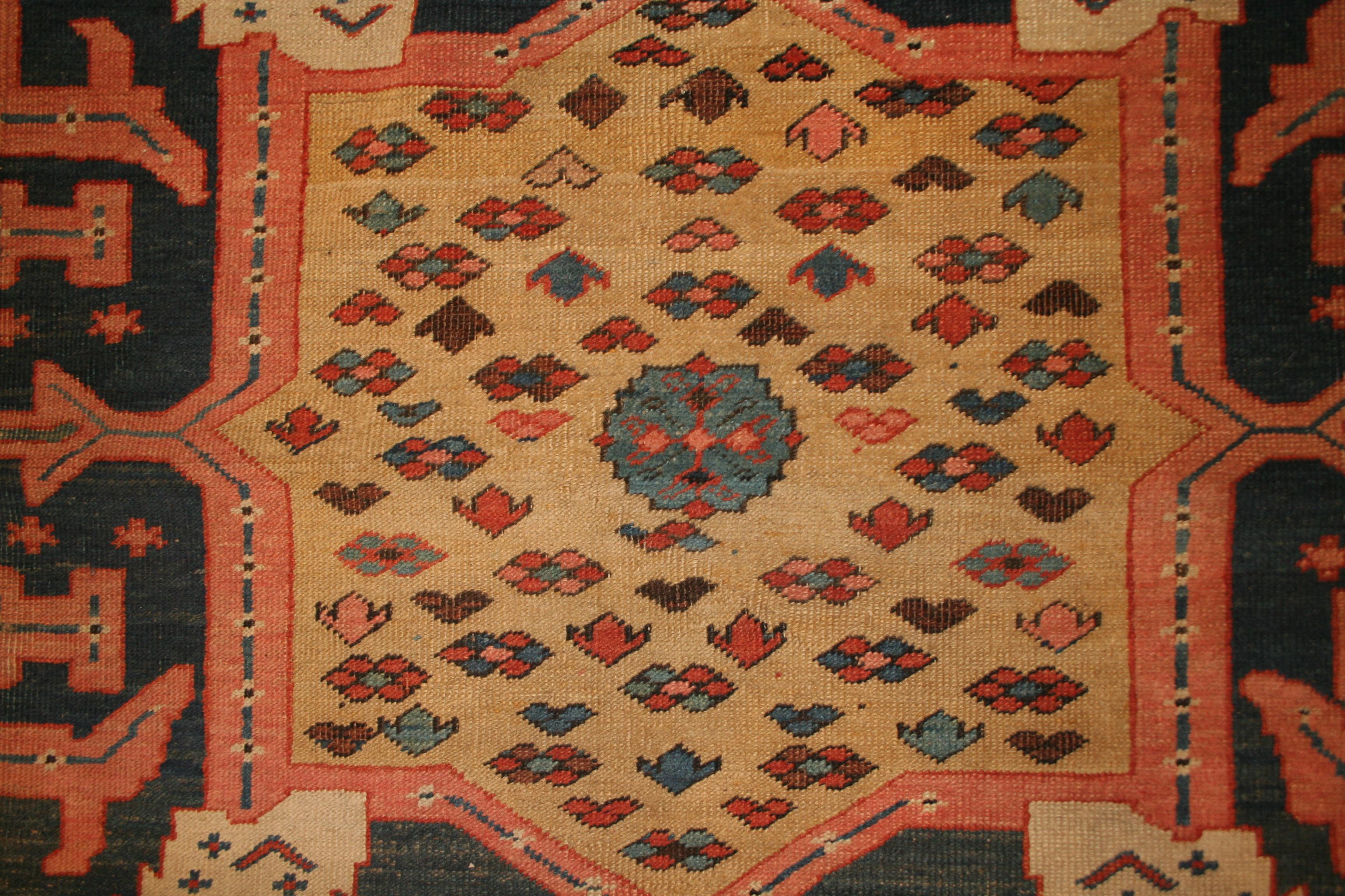 Antiker dramatischer Bakhshaish-Teppich mit Tierpelz-Design (Aserbaidschanisch) im Angebot