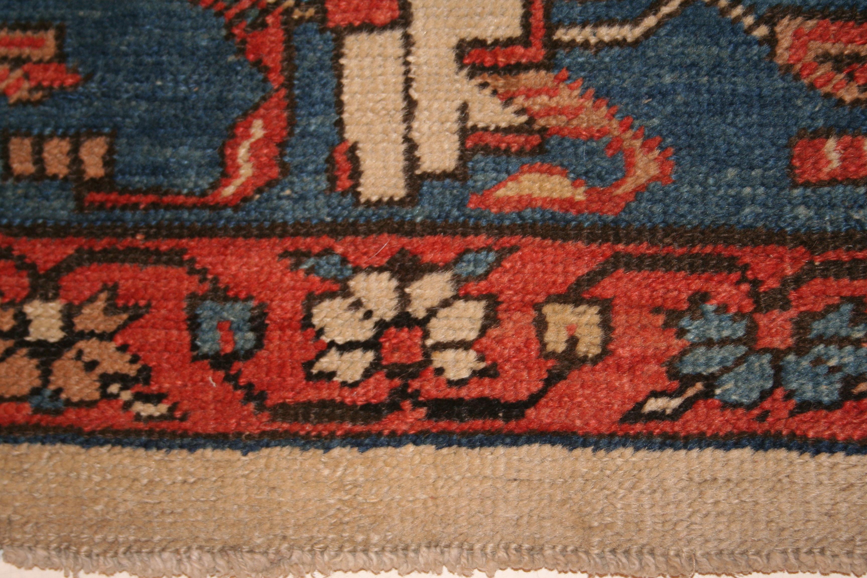Antiker dramatischer Bakhshaish-Teppich mit Tierpelz-Design (Handgeknüpft) im Angebot