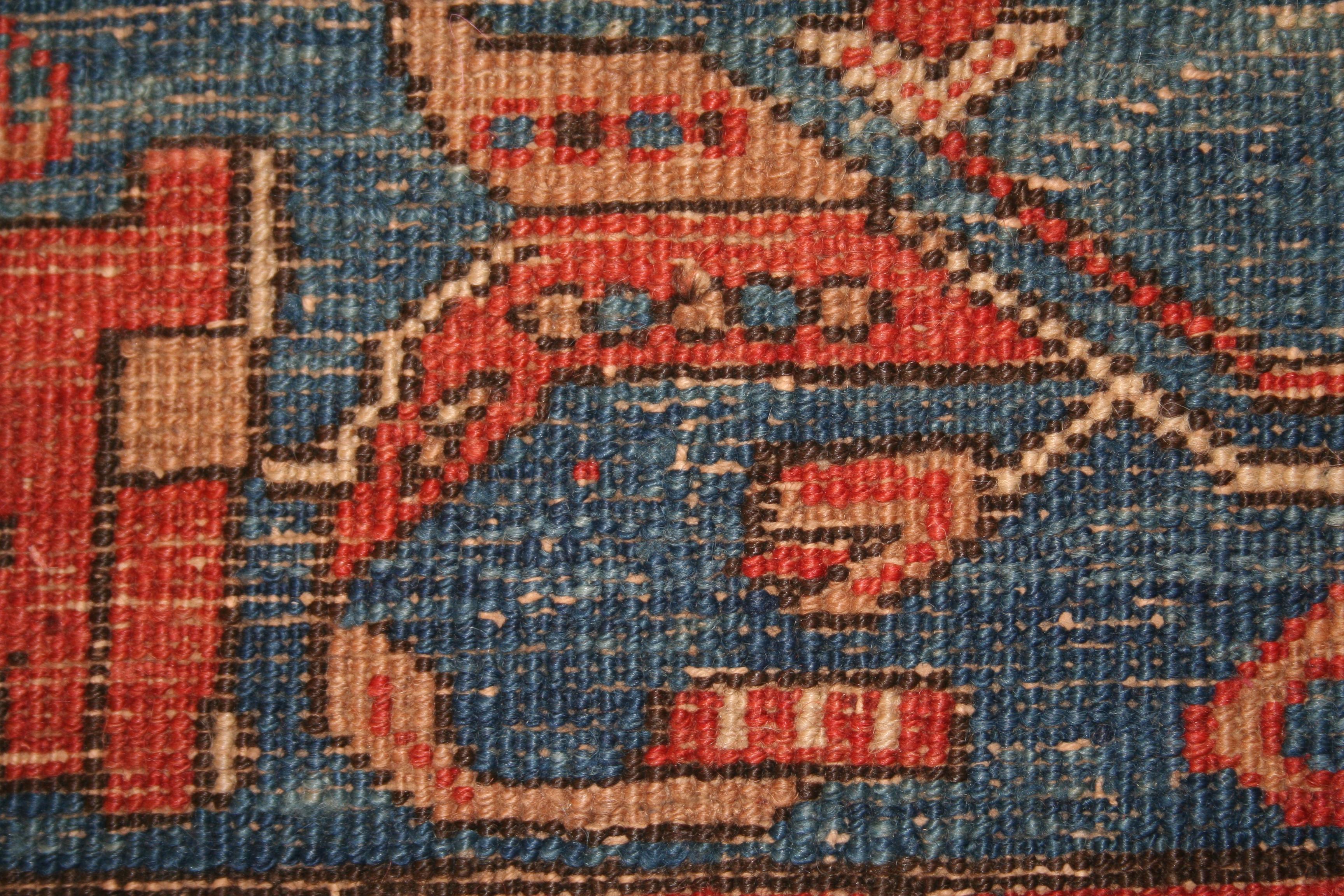 Antiker dramatischer Bakhshaish-Teppich mit Tierpelz-Design im Zustand „Gut“ im Angebot in Milan, IT