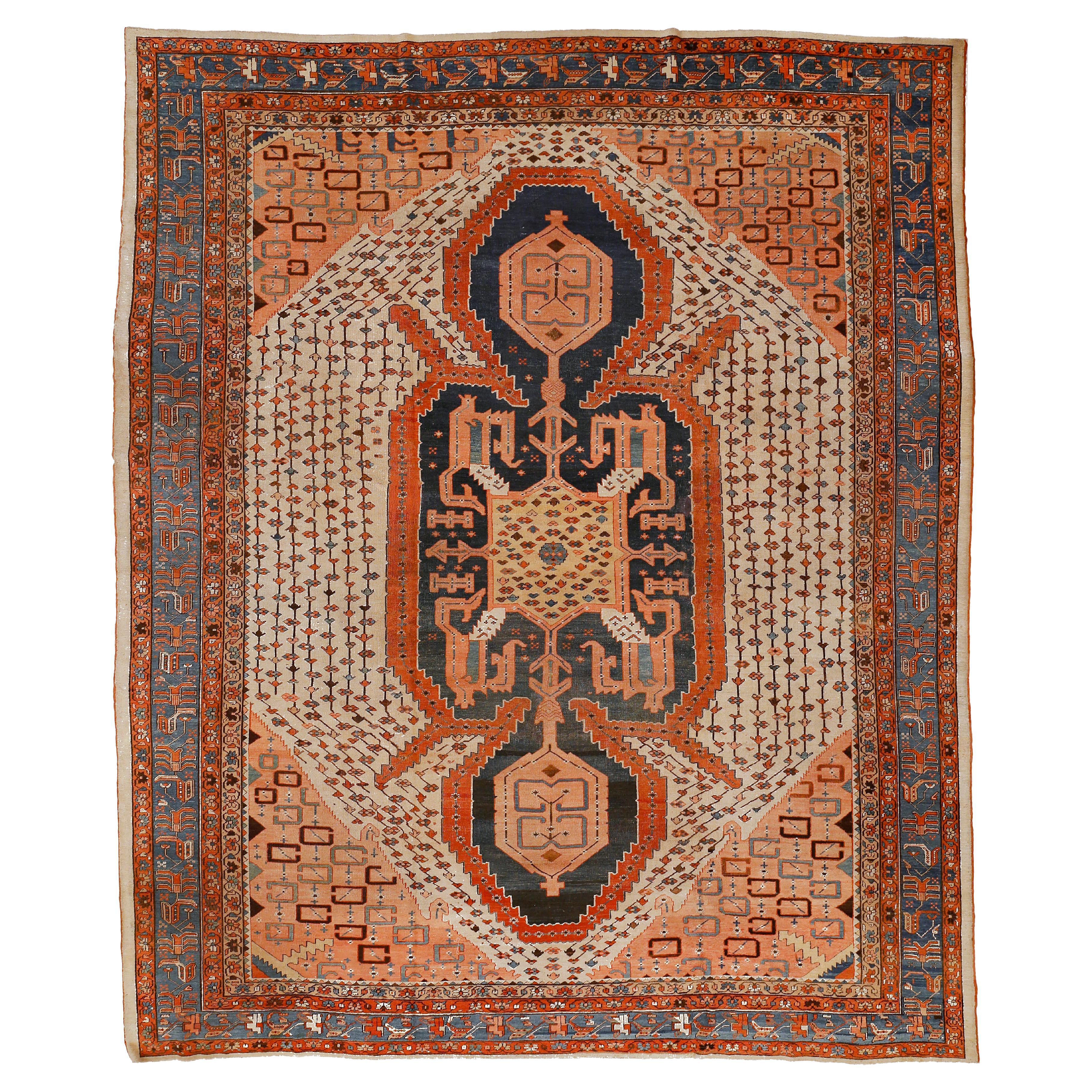 Antiker dramatischer Bakhshaish-Teppich mit Tierpelz-Design im Angebot