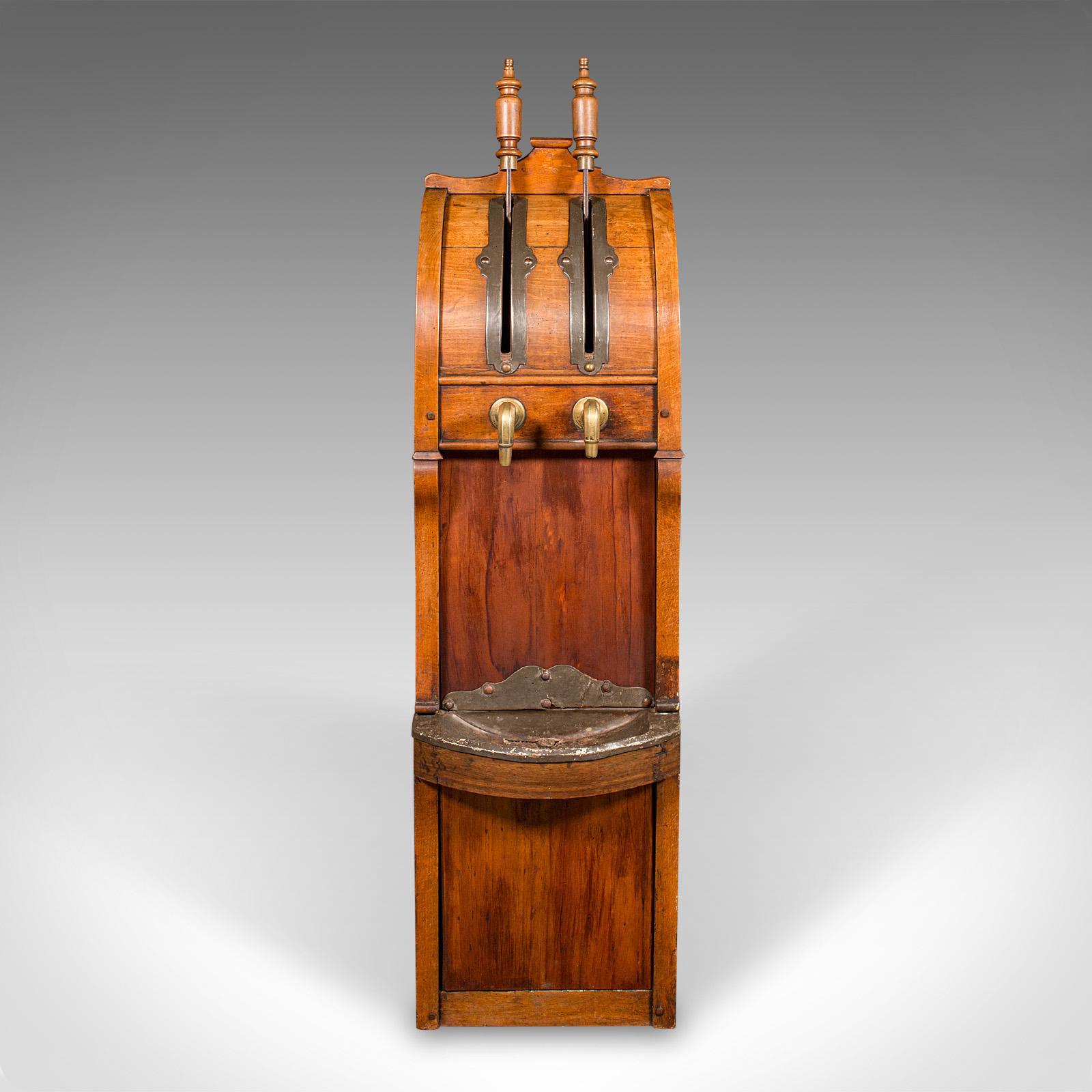 Se trata de un raro e inusual grifo de barril de la época georgiana, con el encanto clásico de las tabernas, de hacia 1800. Este antiguo surtidor de cerveza autónomo de casa pública presenta una fina artesanía con una deseable pátina