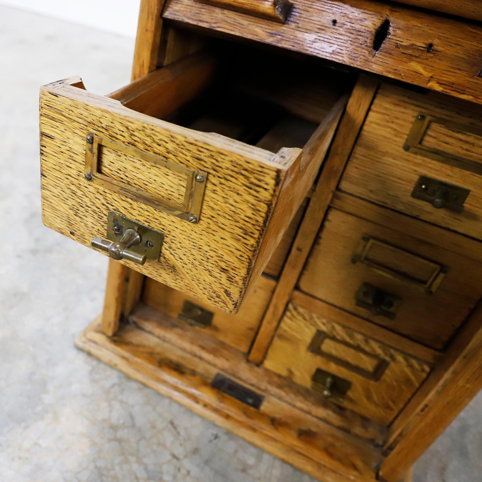 Industriel Ancienne armoire à tiroirs à cartes avec porte à rideaux en vente