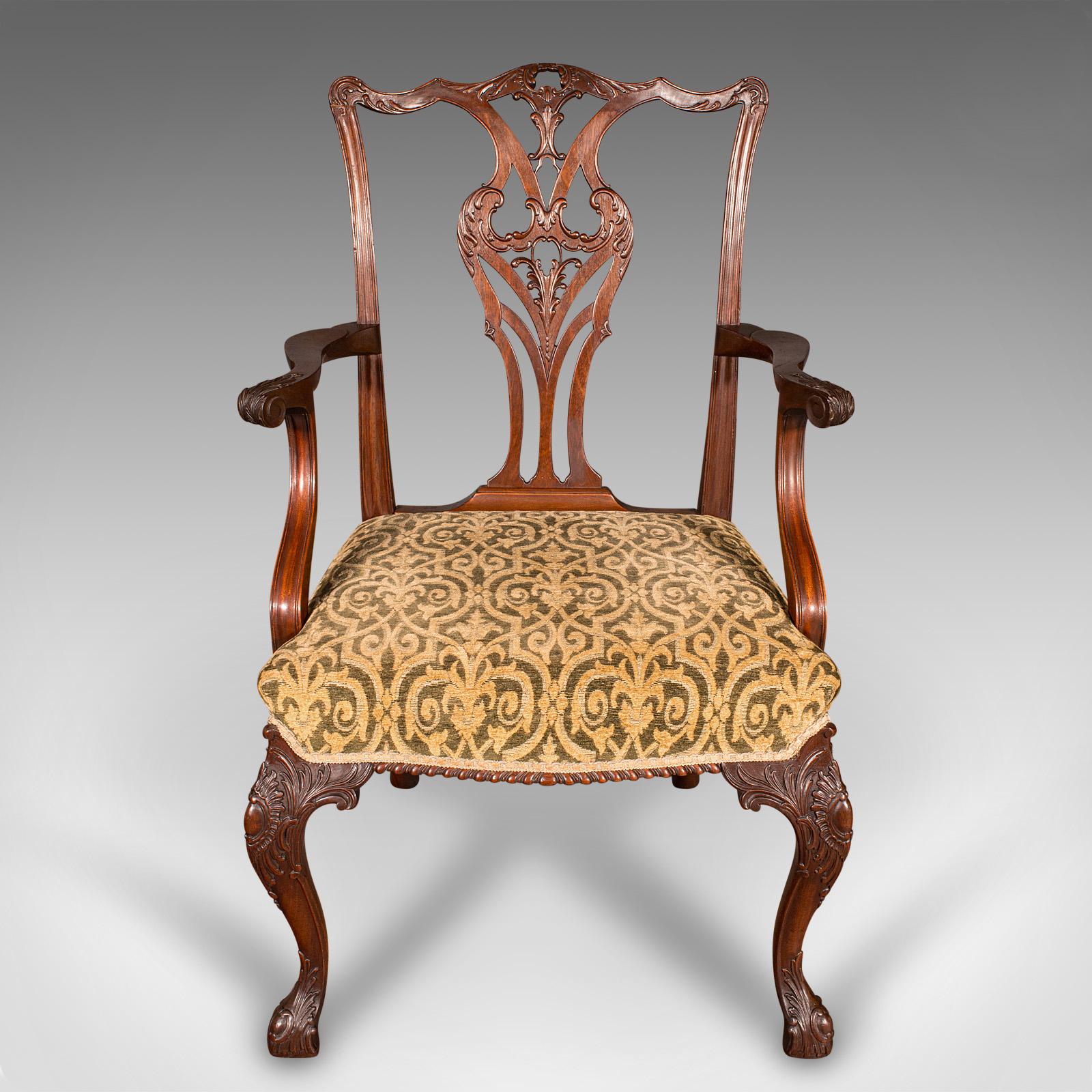 
Dies ist ein antiker Salonsessel. Ein englischer Mahagoni-Ellbogenstuhl im Chippendale-Stil aus der späten viktorianischen Zeit um 1900.

Reizvoller Chippendale-Revival-Geschmack mit angenehmer Farbe und Handwerkskunst
Mit wünschenswerter