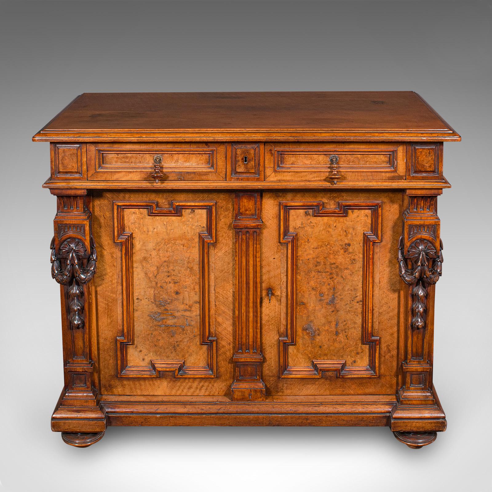 Il s'agit d'un meuble de salon ancien. Buffet français en ronce de noyer et châtaignier de style néoclassique, datant de la période victorienne, vers 1850.

Un artisanat provincial exceptionnel avec un aspect néoclassique saisissant
Présente une