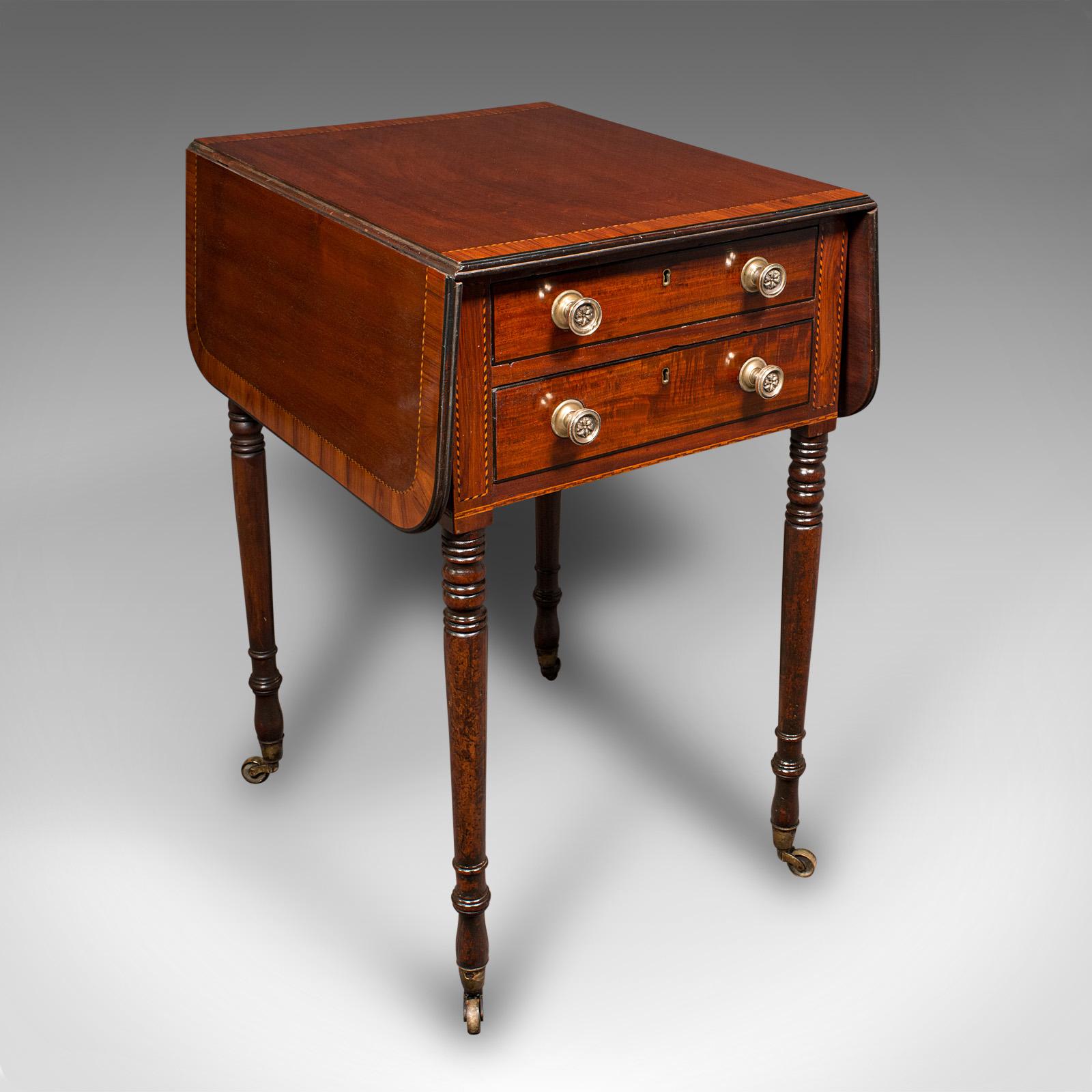 Il s'agit d'une ancienne table de salon Pembroke. Table d'appoint ou de lampe en acajou, datant de la période Regency, vers 1820.

Petite table magnifiquement présentée, avec de belles couleurs et une belle qualité d'exécution
Présente une patine