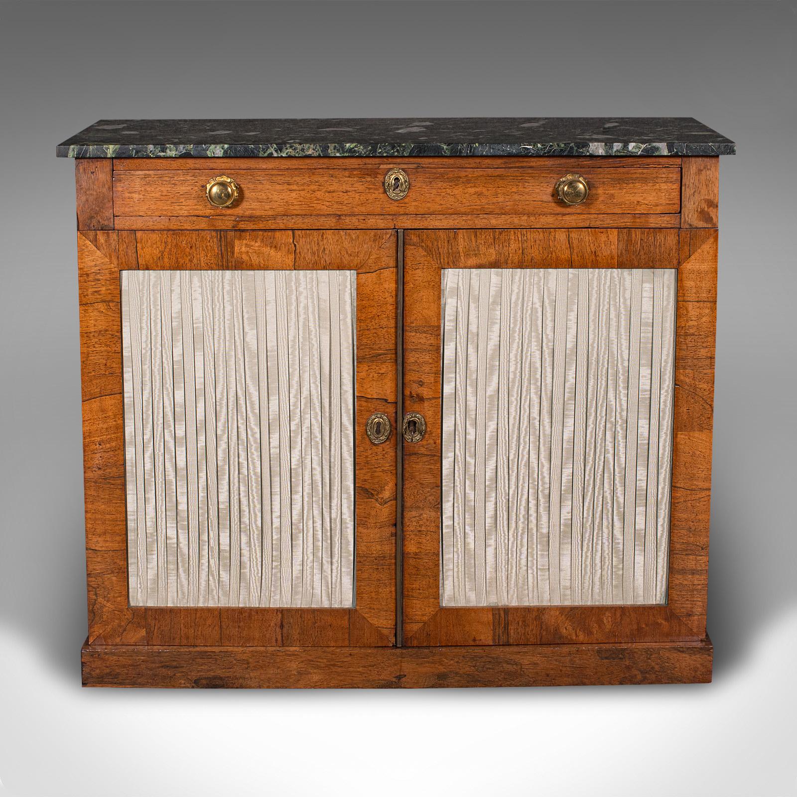 Dies ist ein antiker Beistellschrank für den Salon. Ein englisches Bücherregal oder Chiffonier aus Palisander und Marmor, aus der Regency-Zeit, um 1820.

Schön präsentierter Schrank mit reizvollem Aussehen
Zeigt eine wünschenswerte gealterte Patina