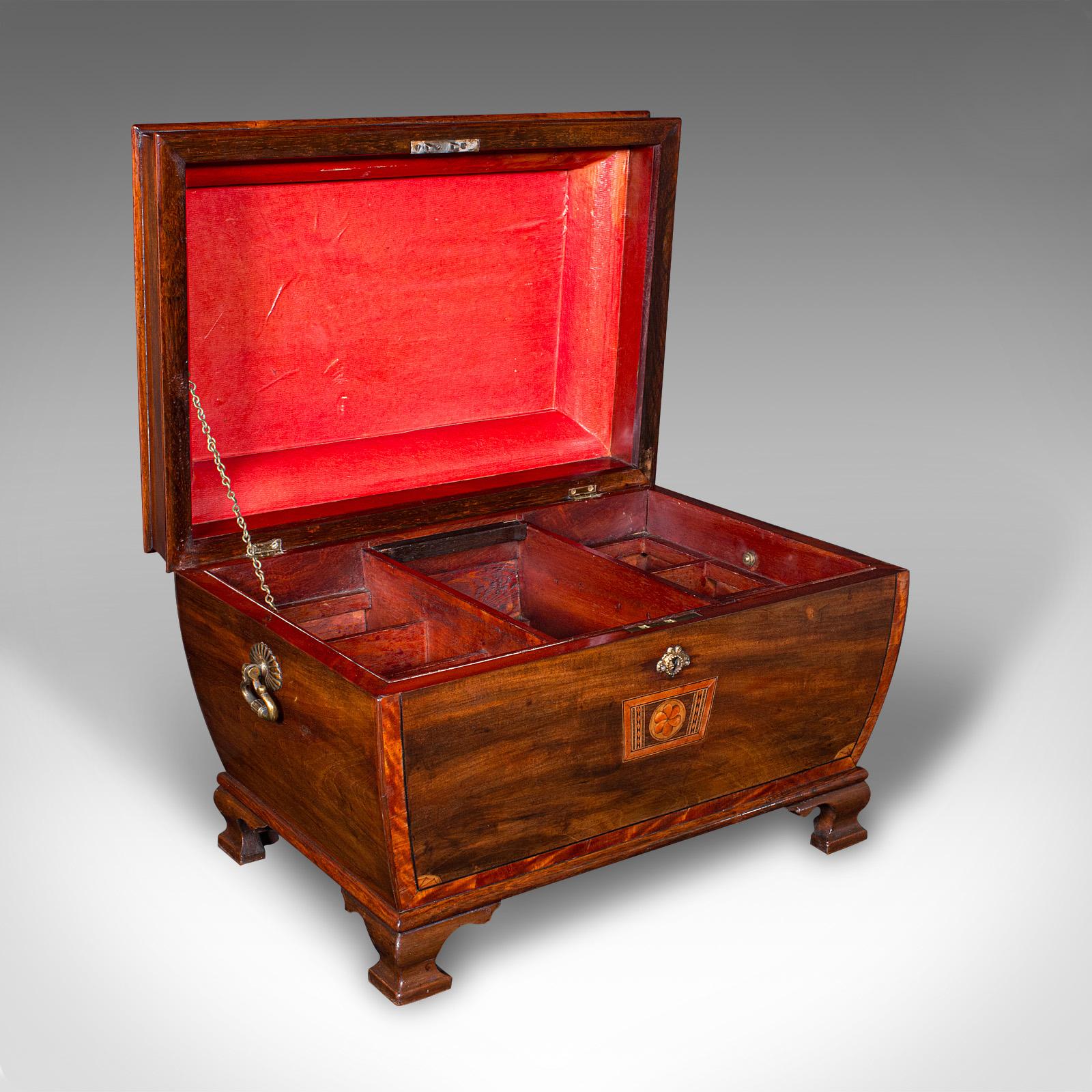 Se trata de una antigua caja de batidora de té de salón. Caja inglesa de caoba para hojas sueltas, de la época de la Regencia, hacia 1820.

La artesanía altamente decorativa acentúa este magnífico caddy Regency
Presenta una deseable pátina