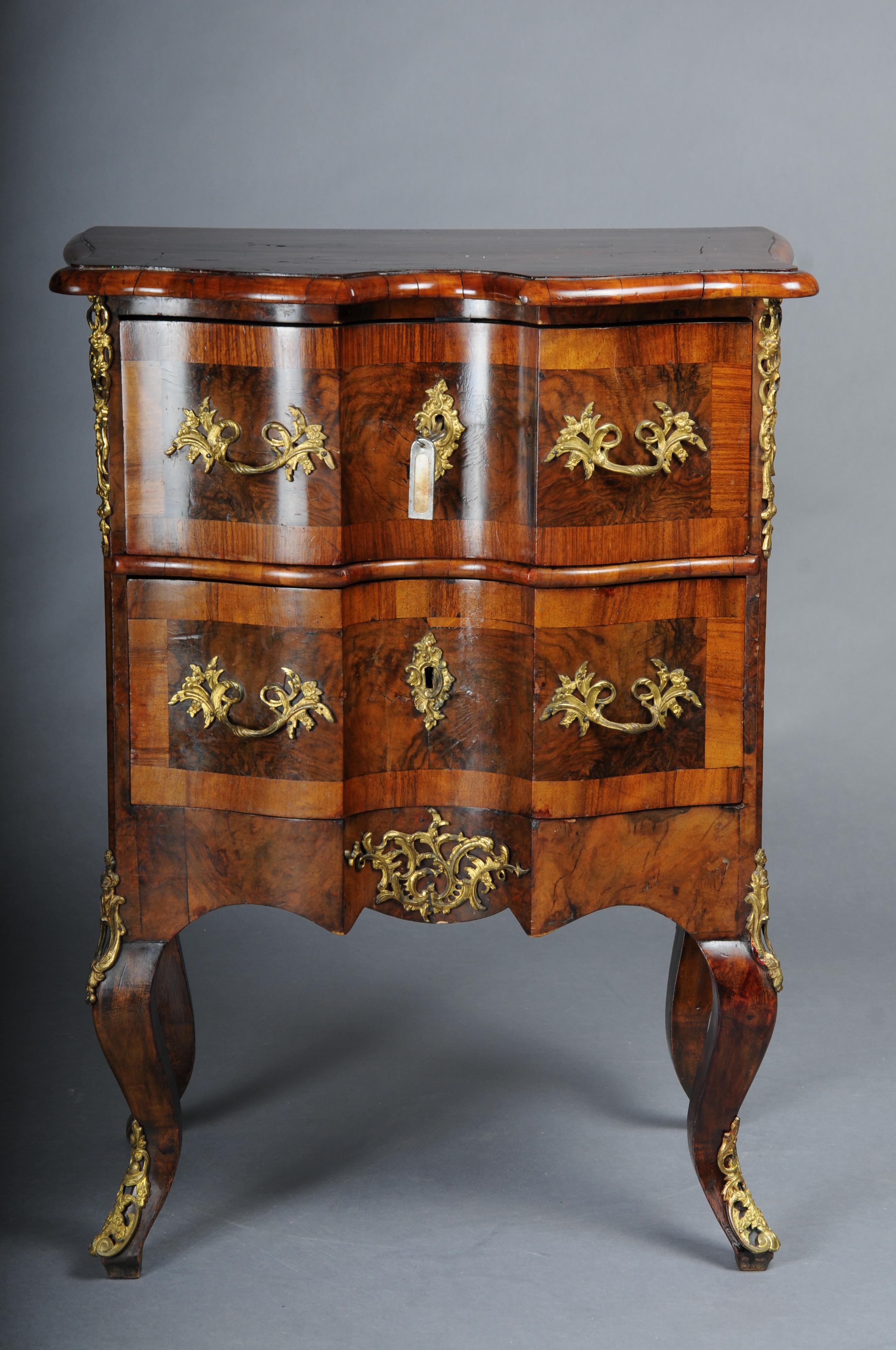 Antica cassettiera di Dresda, in Oak con impiallacciatura in noce, 1870 ca.

Corpo in rovere massiccio con impiallacciatura in radice di noce molto fine. Germania intorno al 1870. Frontale ondulato (2 cassetti), con serratura. Con accessori in