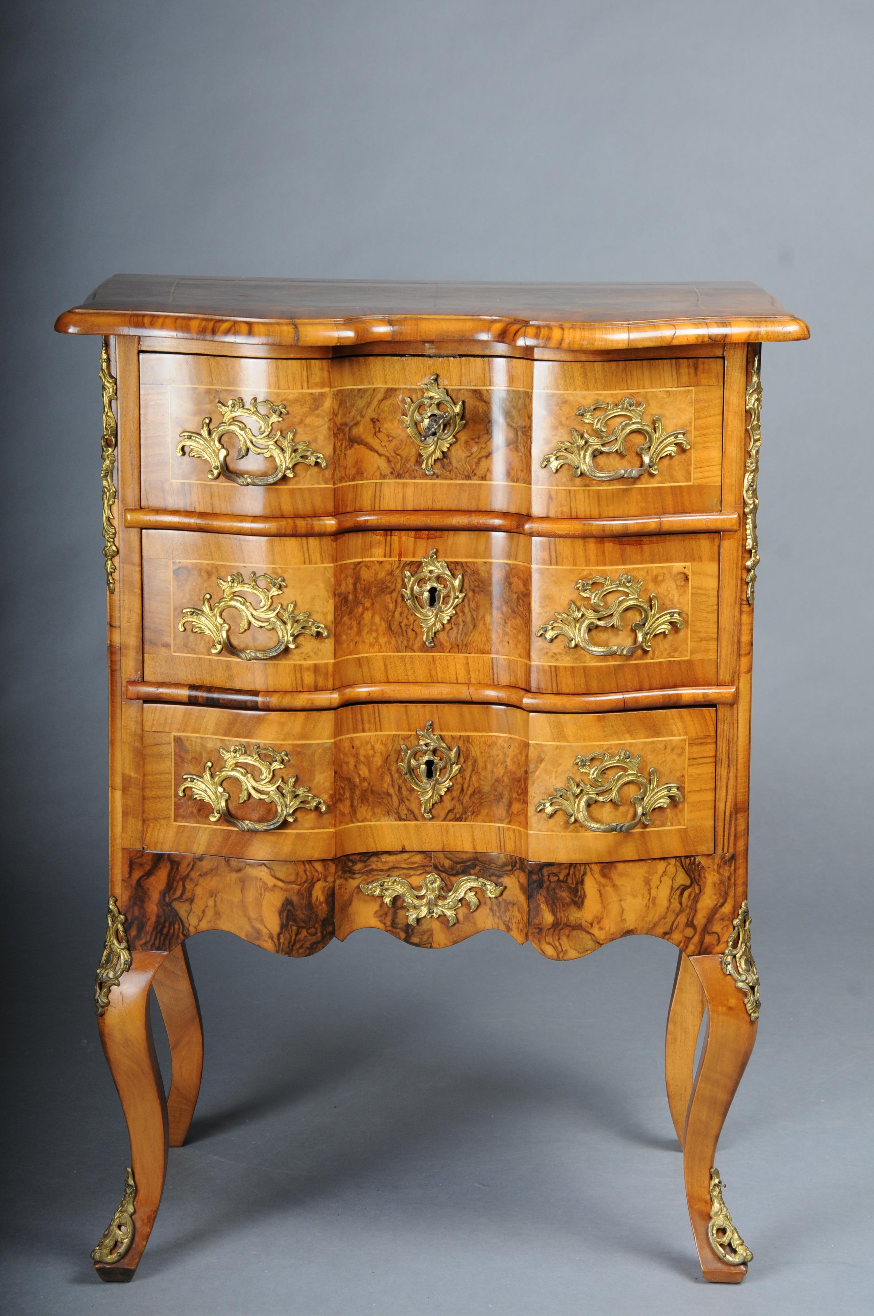 Antica cassettiera di Dresda, in Oak con impiallacciatura in noce, 1870 ca.

Corpo in rovere massiccio con impiallacciatura in radice di noce molto fine. Germania intorno al 1870. Frontale ondulato (3 cassetti), con serratura. Con accessori in