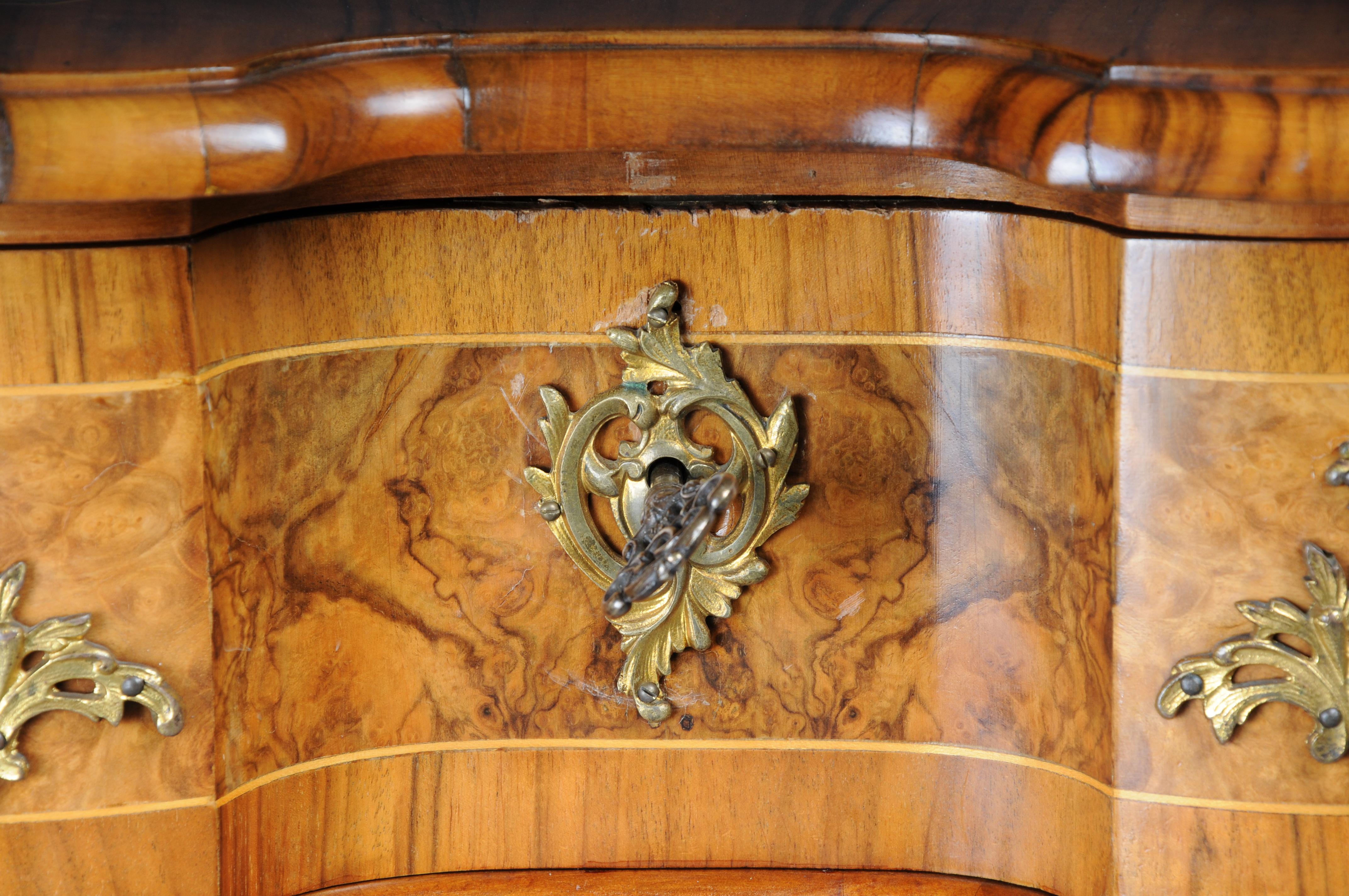 Antica cassettiera di Dresda, in Oak con impiallacciatura in noce, 1870 ca. In condizioni buone in vendita a Berlin, DE