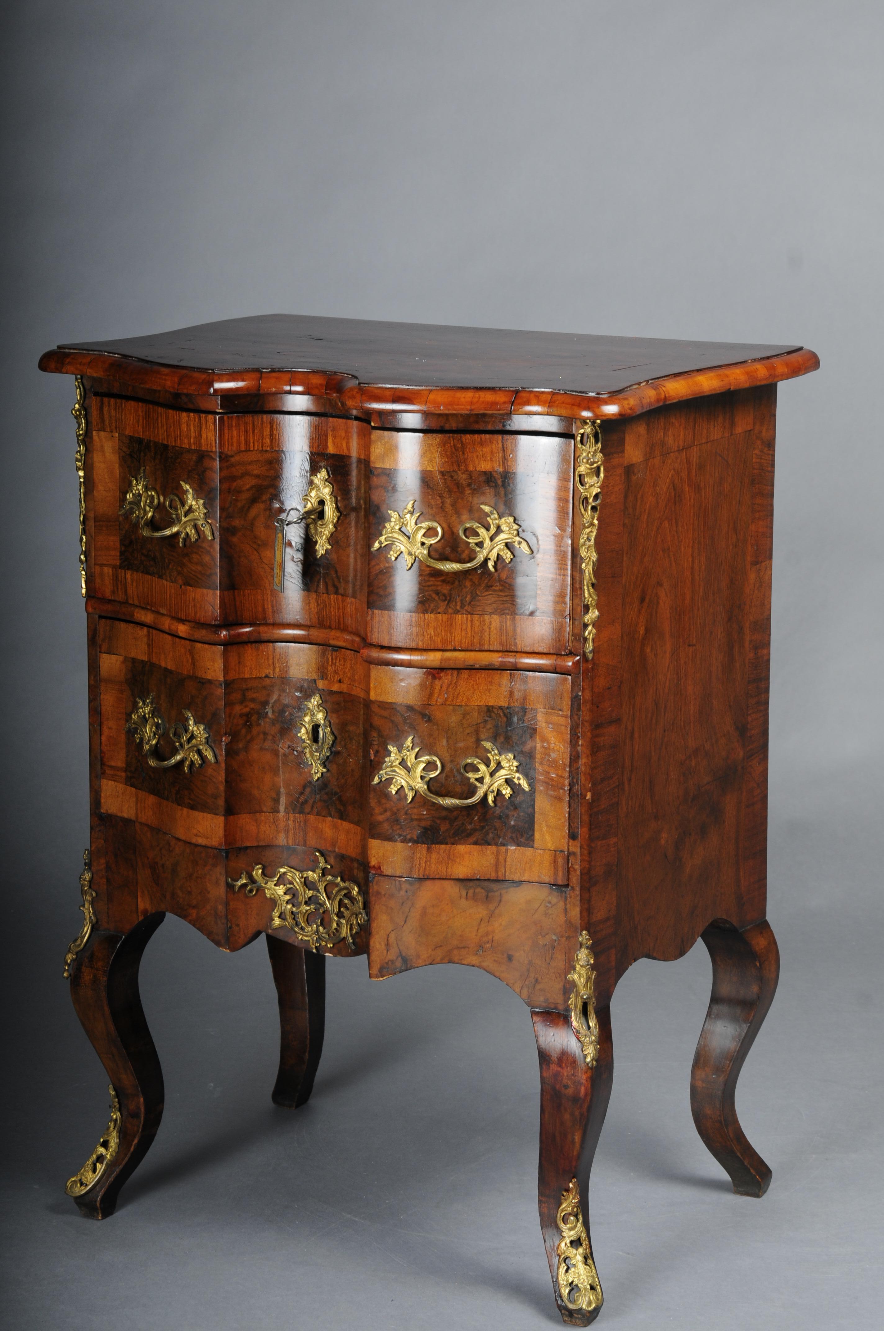 Antica cassettiera di Dresda, in Oak con impiallacciatura in noce, 1870 ca. In condizioni buone in vendita a Berlin, DE