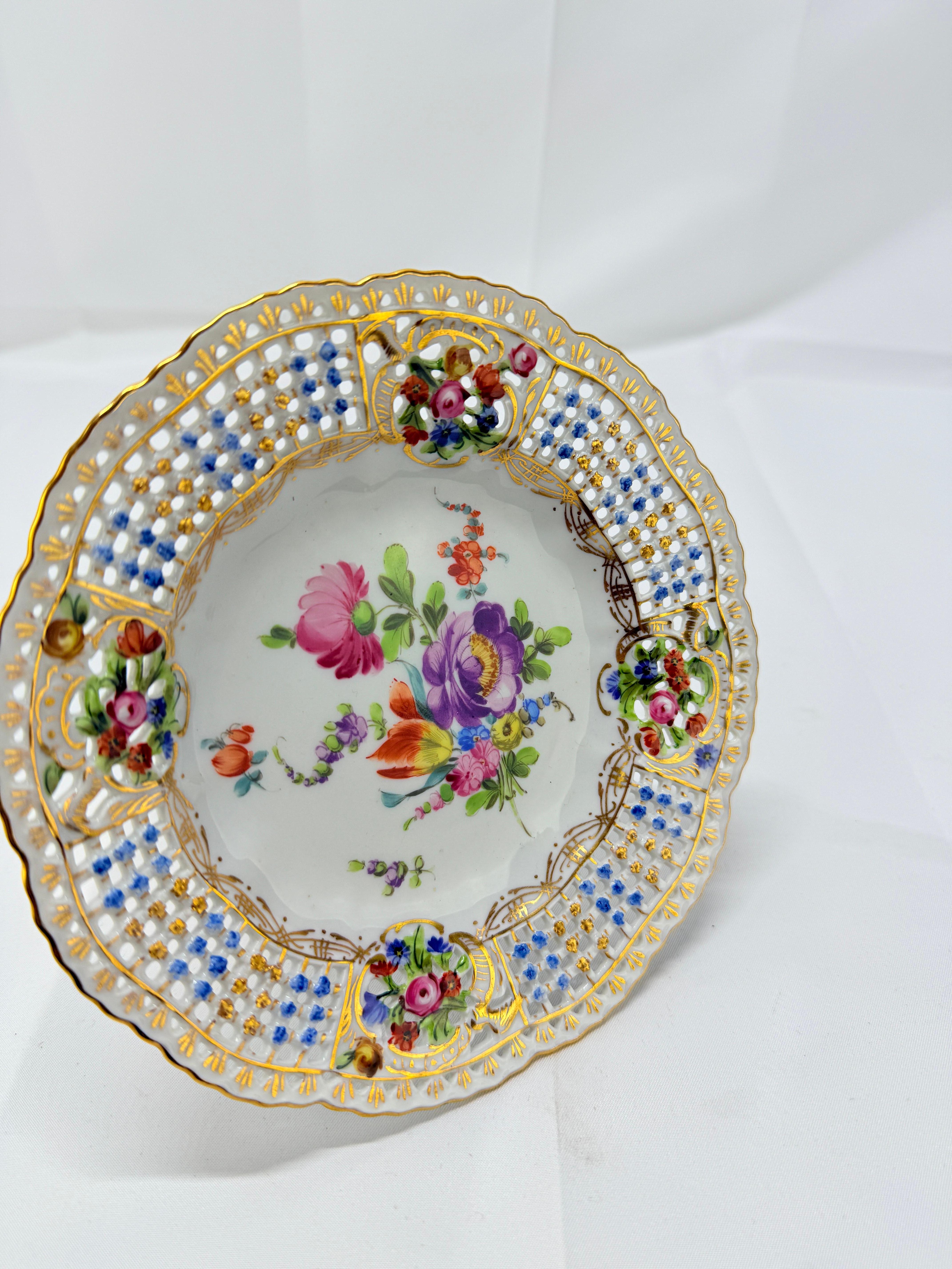 Compota antigua de porcelana de Dresden con incrustaciones florales y perforaciones Alemán en venta