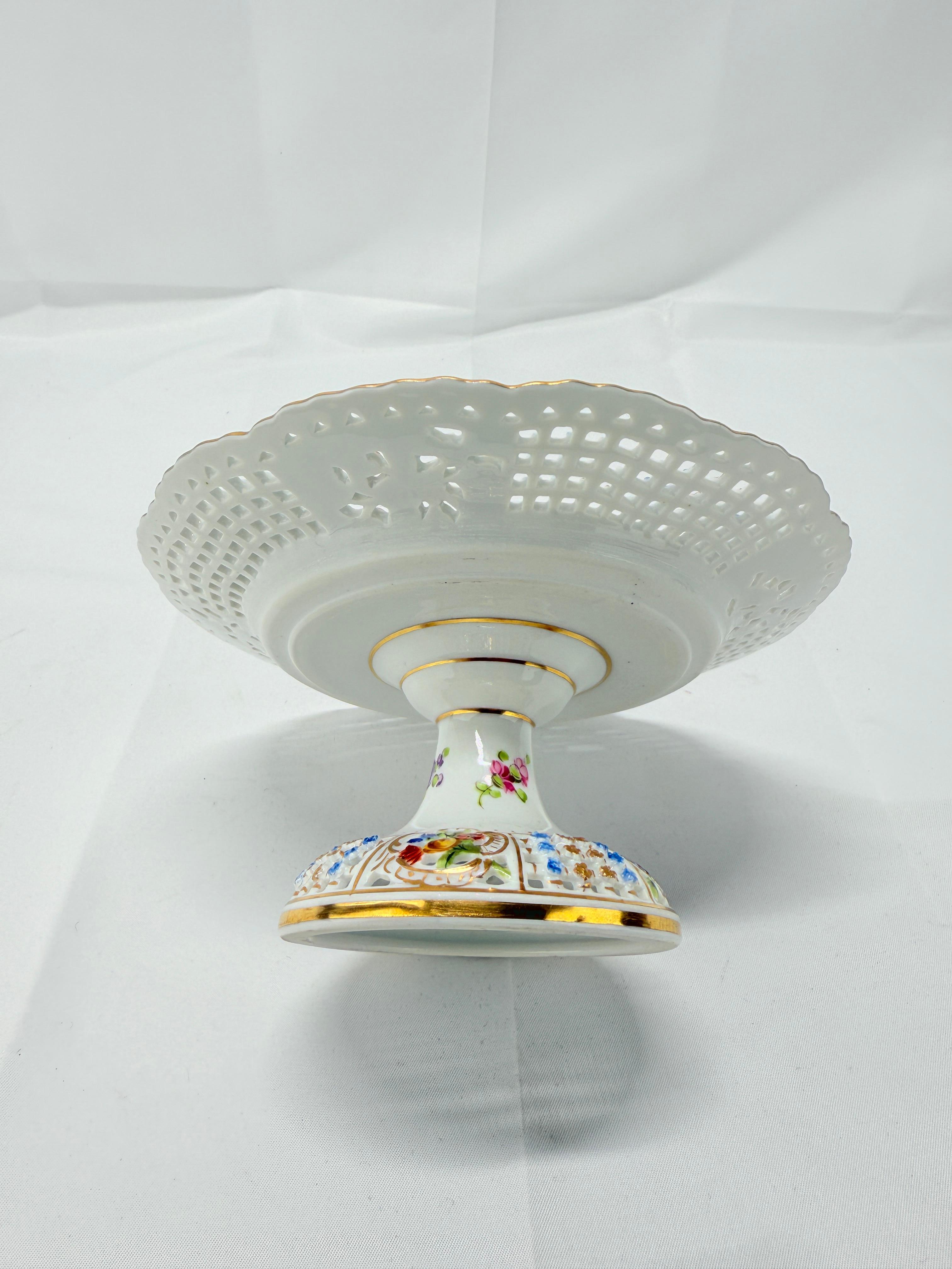 Compota antigua de porcelana de Dresden con incrustaciones florales y perforaciones siglo XX en venta