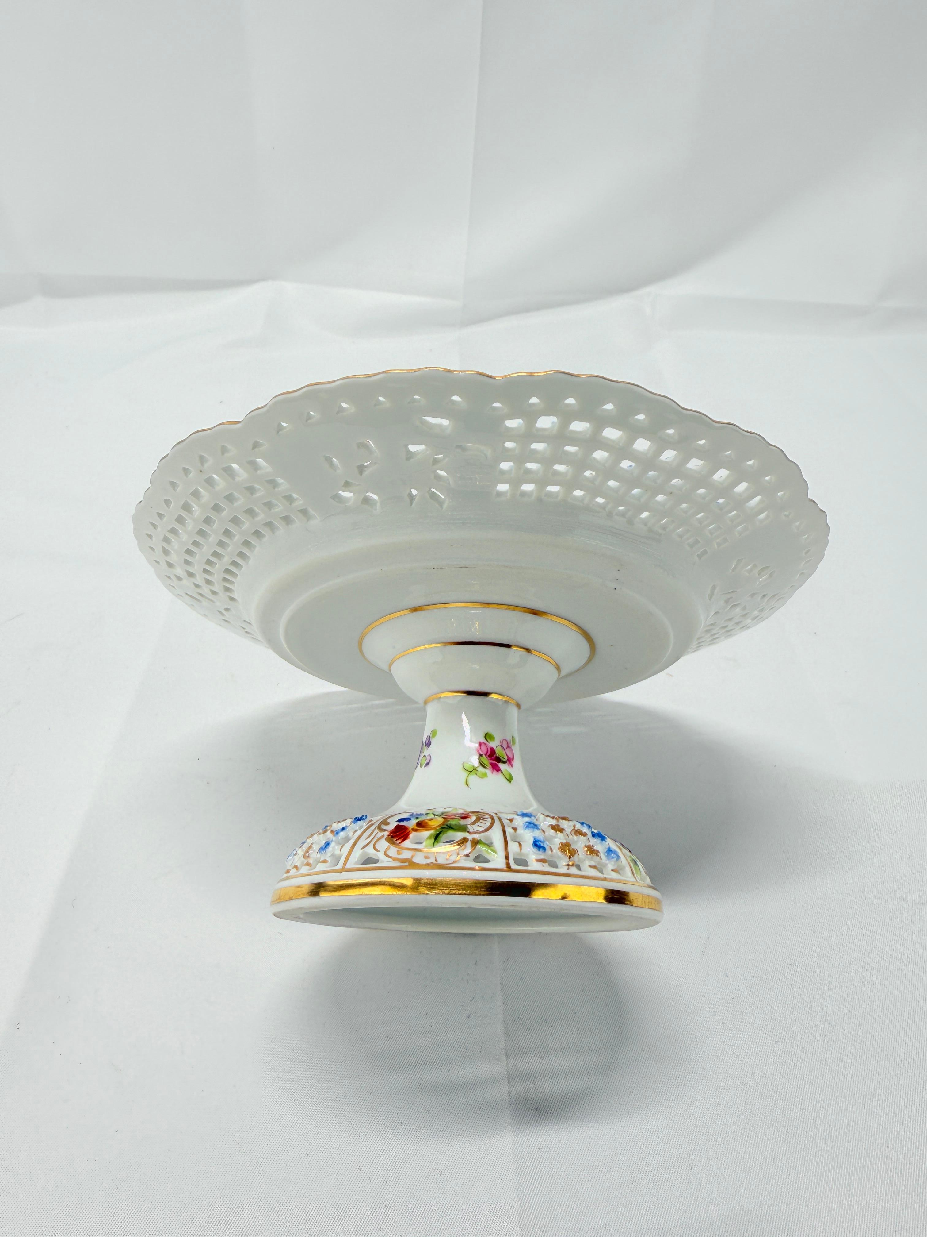 Compota antigua de porcelana de Dresden con incrustaciones florales y perforaciones Porcelana en venta