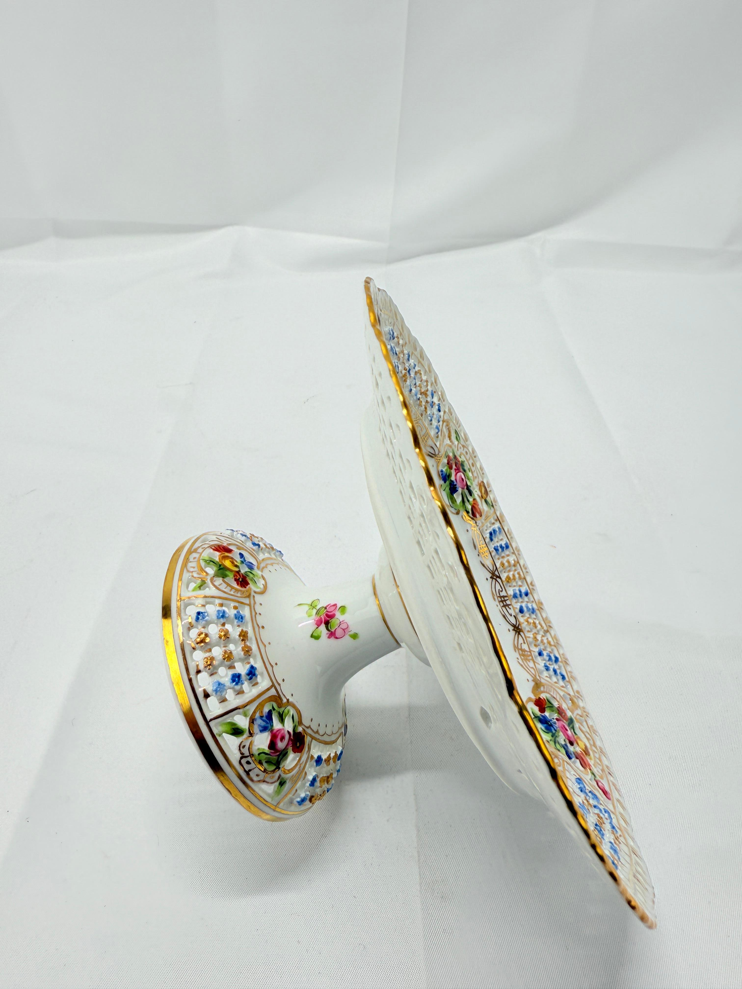 Compota antigua de porcelana de Dresden con incrustaciones florales y perforaciones en venta 1