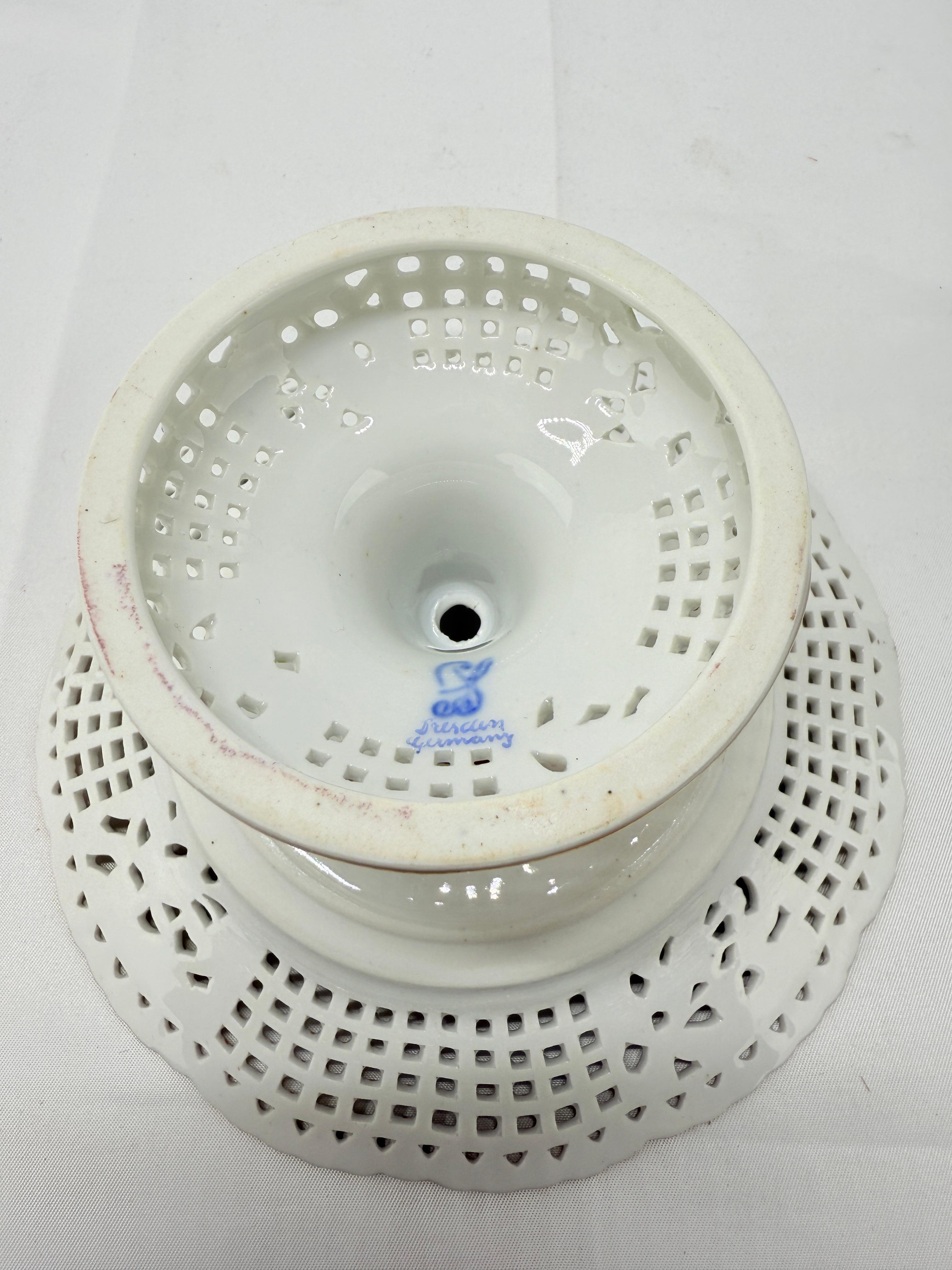 Compota antigua de porcelana de Dresden con incrustaciones florales y perforaciones en venta 2