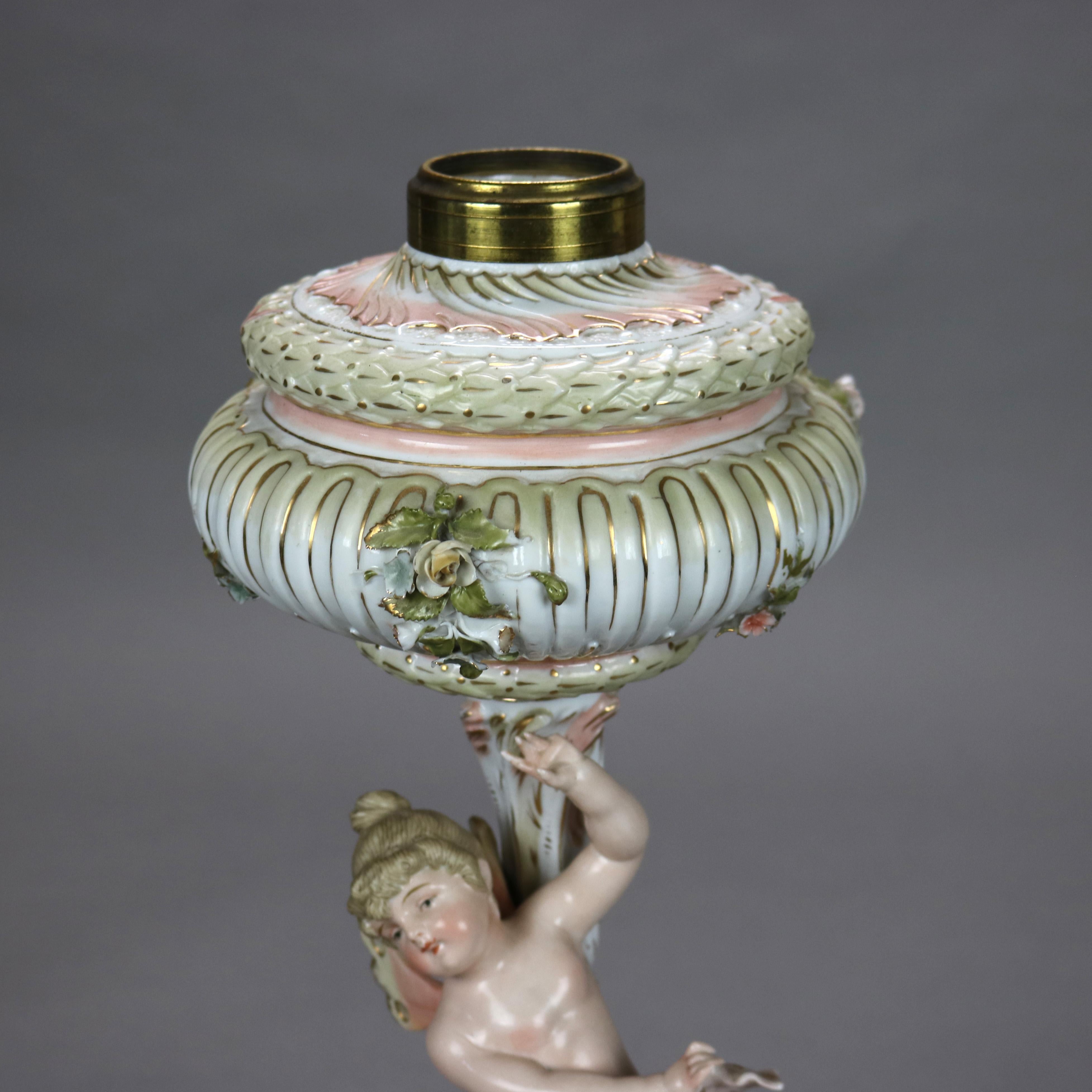 Antike Dresdener oder Meissener klassische figurale Cherub-Porzellan-Öllampe, 19. Jahrhundert, Öllampe im Zustand „Gut“ im Angebot in Big Flats, NY