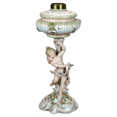 Antica lampada ad olio in porcellana di Dresden o Meissen Porcelain con figure classiche di cherubini del XIX sec.