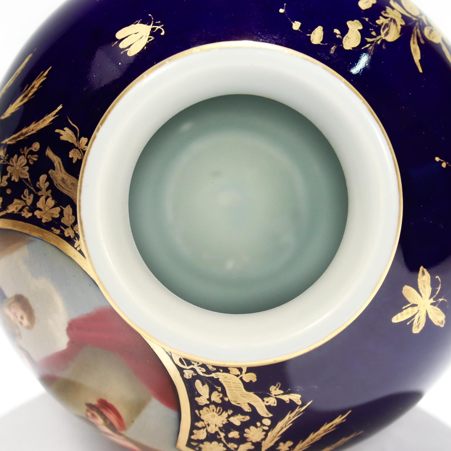 Antico Vaso da armadio in porcellana blu cobalto di Dresden dipinto con Cupido e Venere in vendita 3