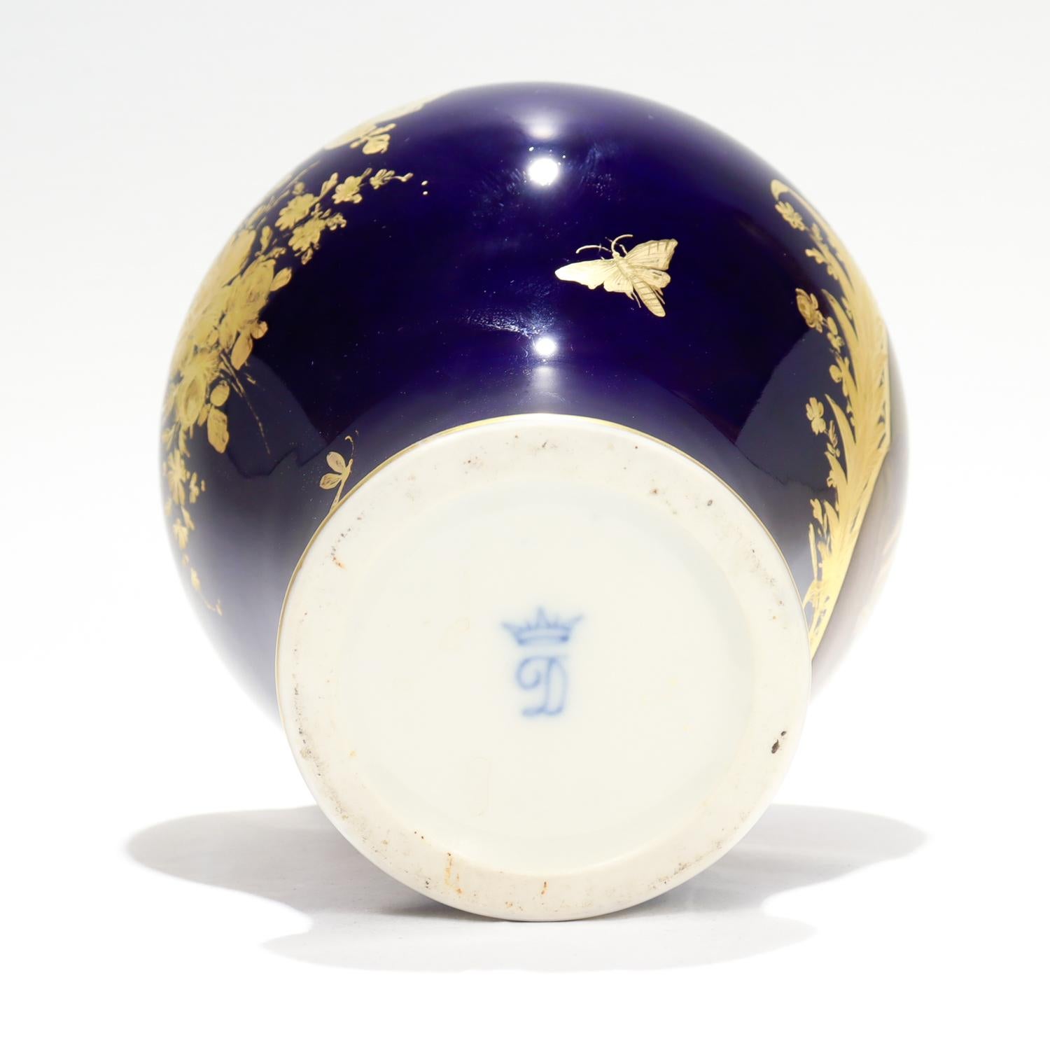 Antico Vaso da armadio in porcellana blu cobalto di Dresden dipinto con Cupido e Venere in vendita 5