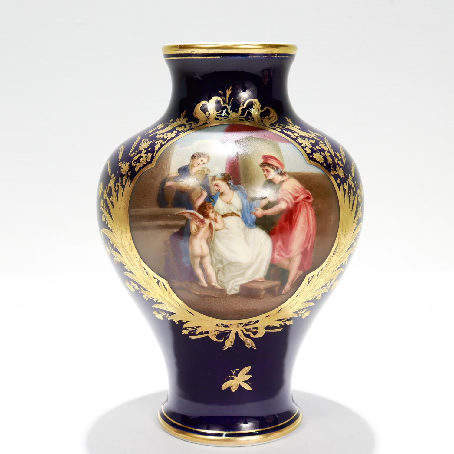 Un bel vaso antico di Dresden Porcelain.

Attribuito al laboratorio di Helena Wolfsohn.

A forma di balaustro con fondo cobalto, ampia doratura e un cartiglio dipinto a mano con la raffigurazione di Cupido e Venere.

L'intricata scena dipinta a mano