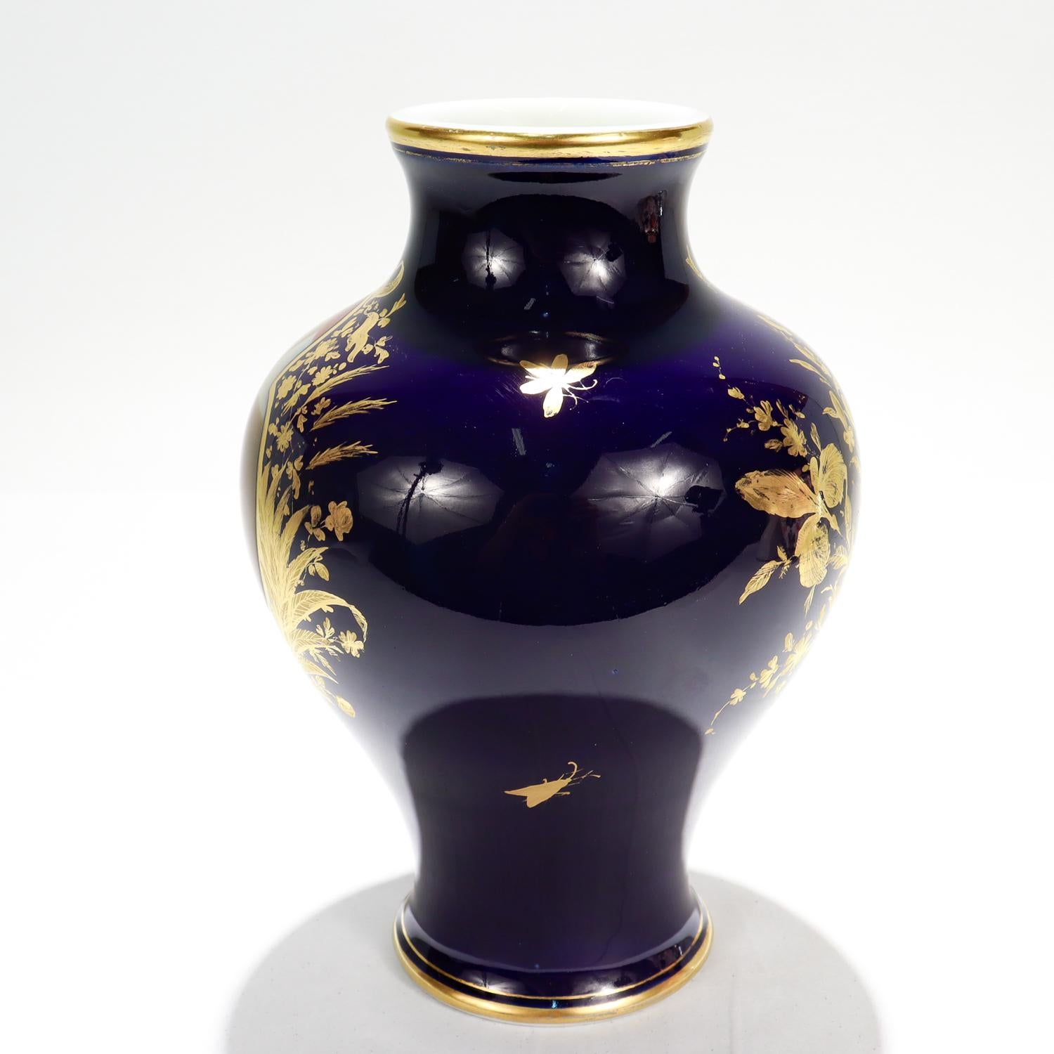 Tedesco Antico Vaso da armadio in porcellana blu cobalto di Dresden dipinto con Cupido e Venere in vendita